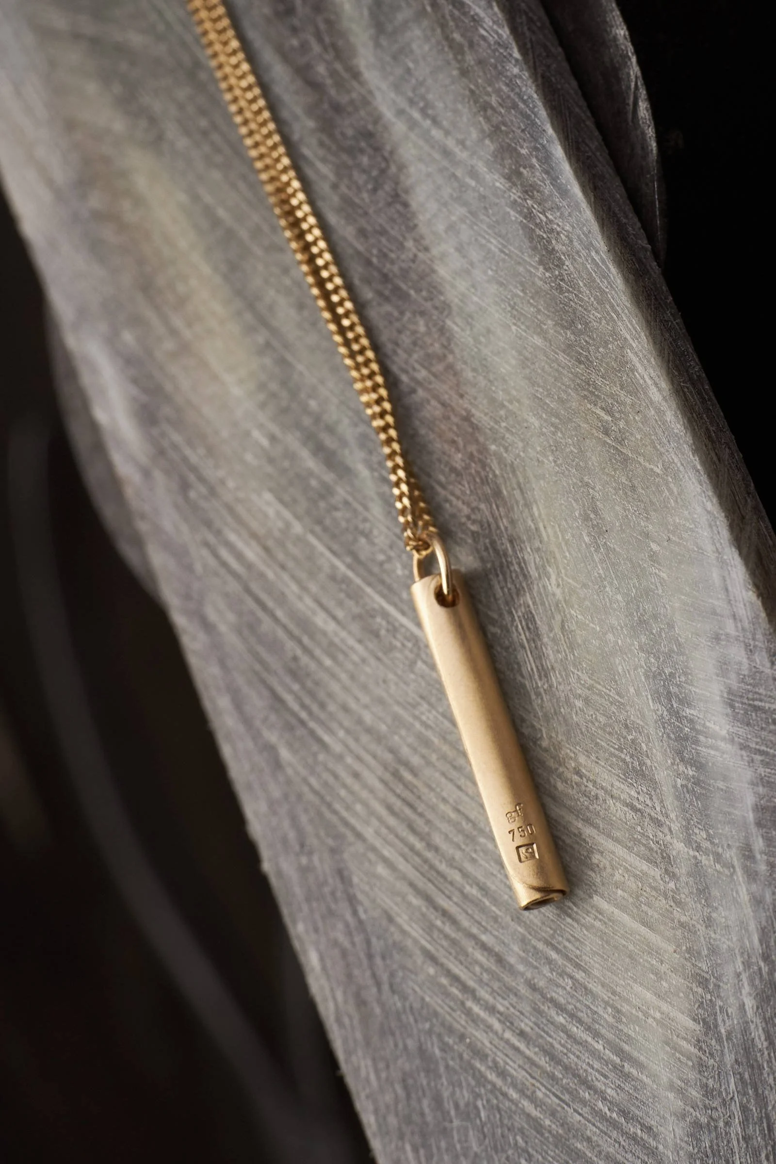 2_papyrus_18k_pendant_goldfingers.jpg