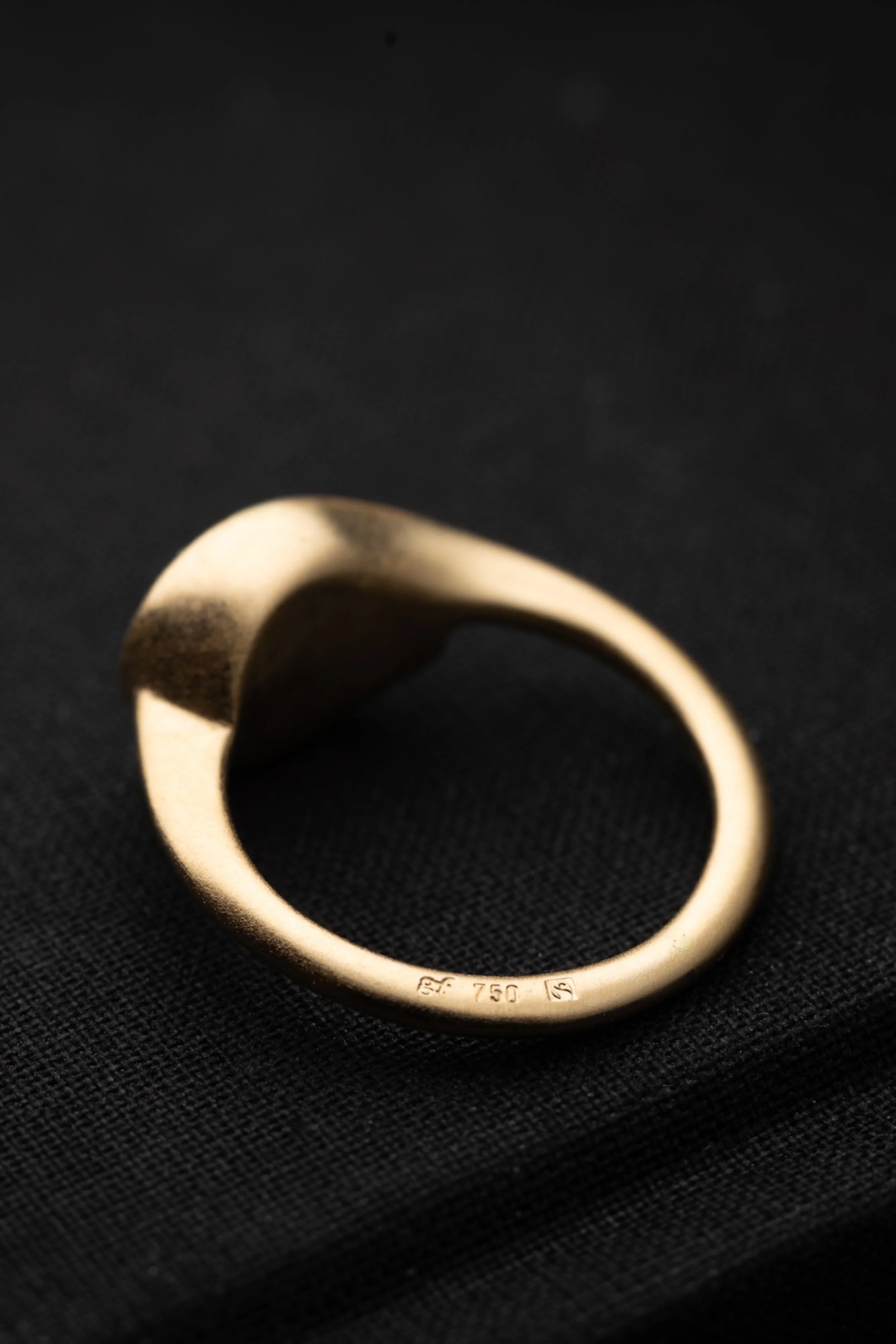 3_Quiet Strength_diamond_ ring_18kt_Fairtradegold_goldfingers.jpeg
