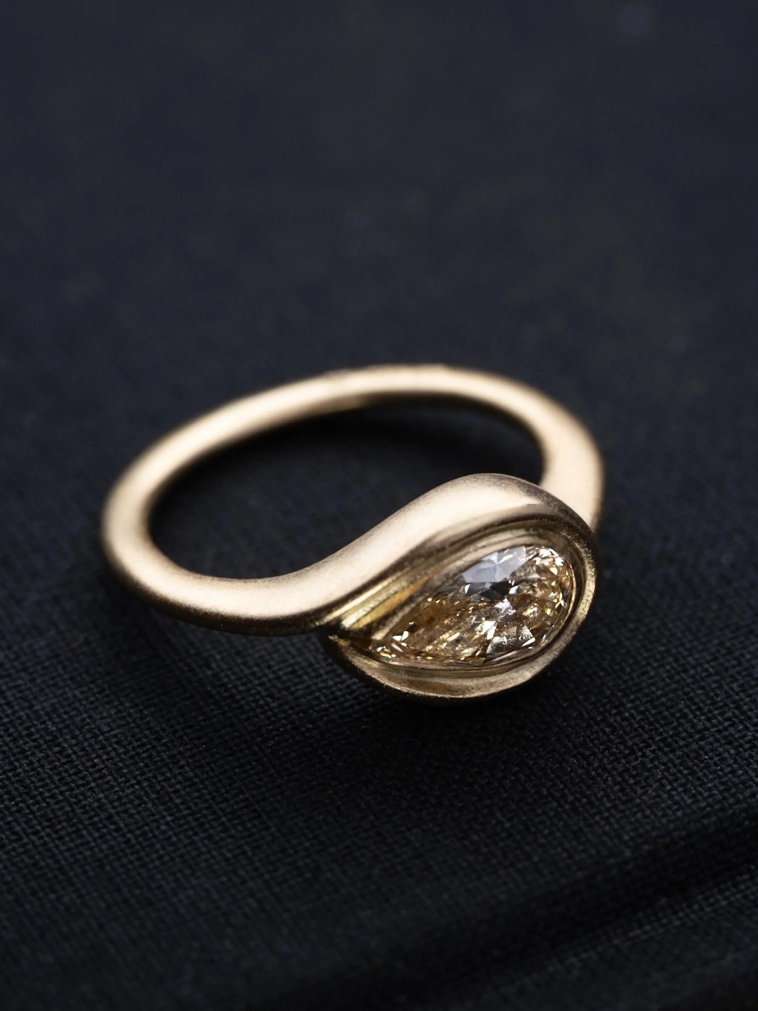 1a_Quiet+Strength_diamond_+ring_18kt_Fairtradegold_goldfingers.jpeg