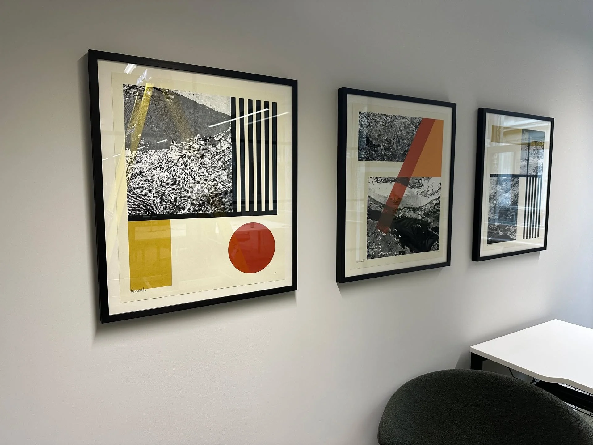 Professional picture hanging for offices spaces in the City of London.

Contact for more information:
📞 :07709842584
✉️ : info@gilbertartservices.com

#art #painting #contemporaryart #artcuration #picturehanging #artinstallation #londonart #interior