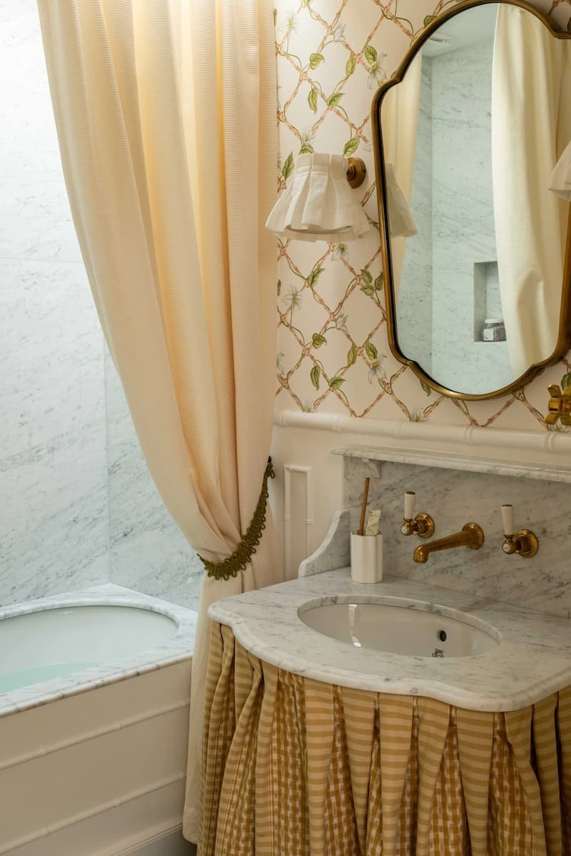 Notting_Hill_mirror_hanging 3.jpg