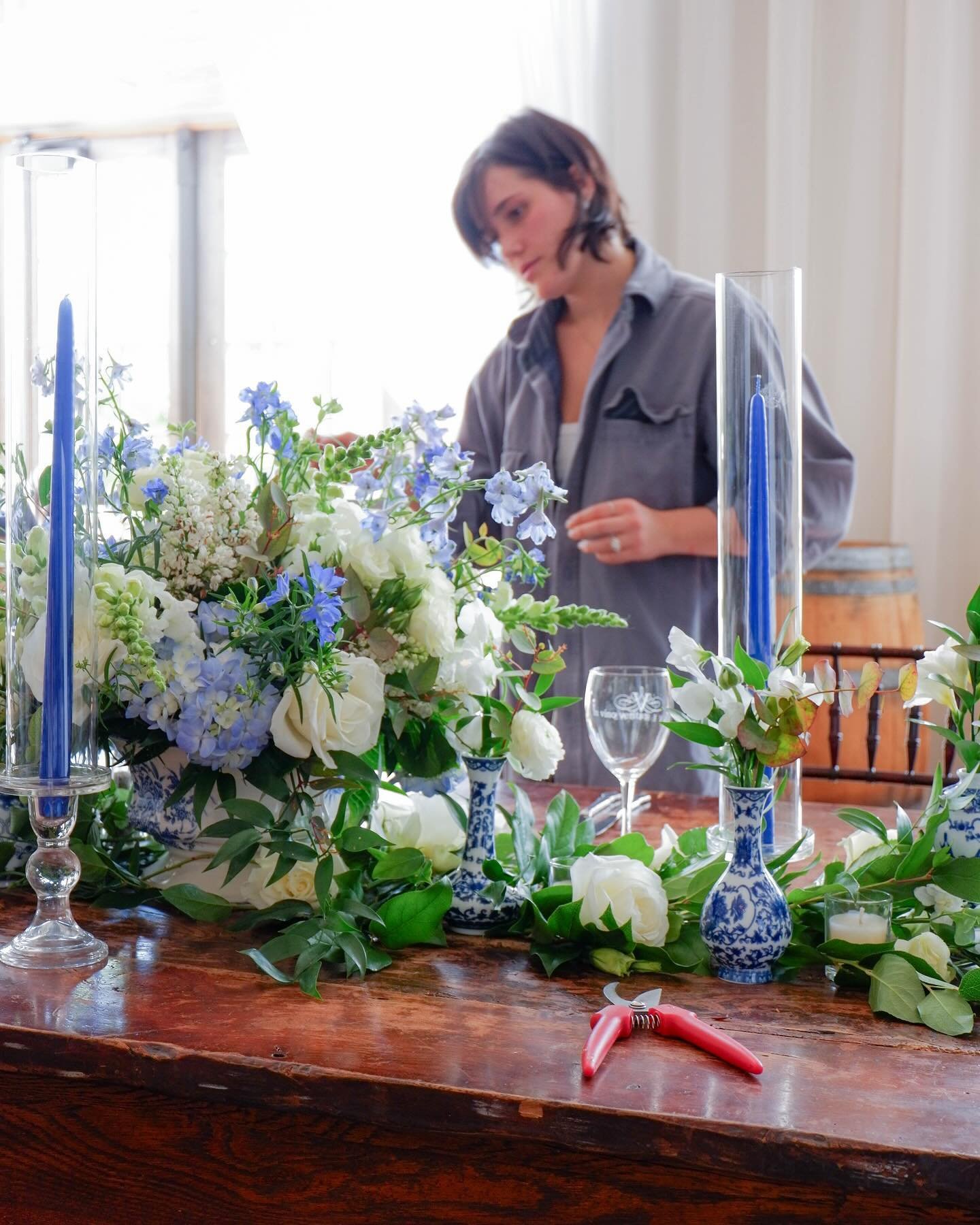Behind the scenes on site with our talented floral designers!

Venue: @veritasweddings