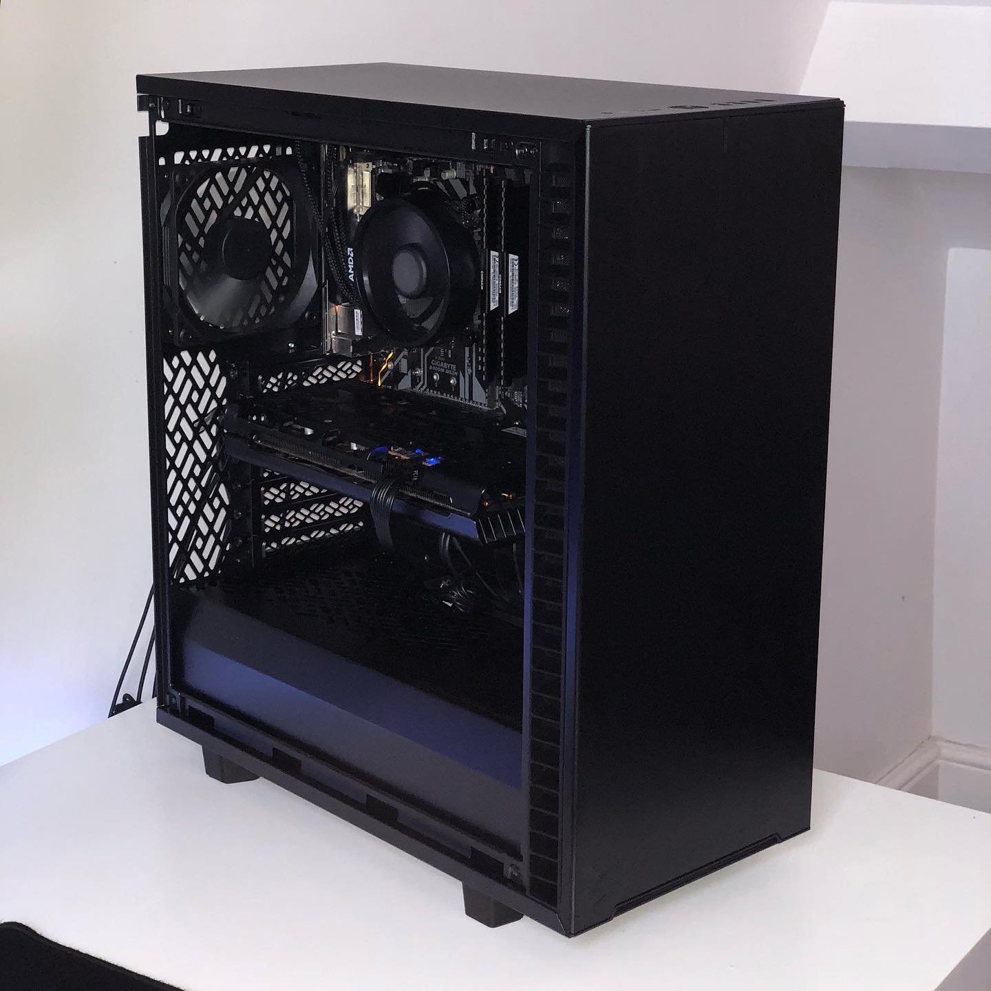 One of our personal rigs transfered to Fractal Design's Define 7 Case 🤩🔥 @fractaldesignna 

Need a high performance PC building, an upgrade, or a PC repair? DM us and we'll be happy to help 😁
#pcgaming #fractaldesign #pcbuild #computersetup #pcset