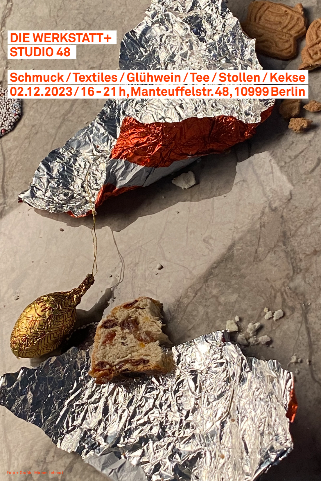 Ein geöffnetes Stück Cookies in Aluminiumfolie mit einem Goldfisch auf dem Tisch, neben weiteren Keksen.
