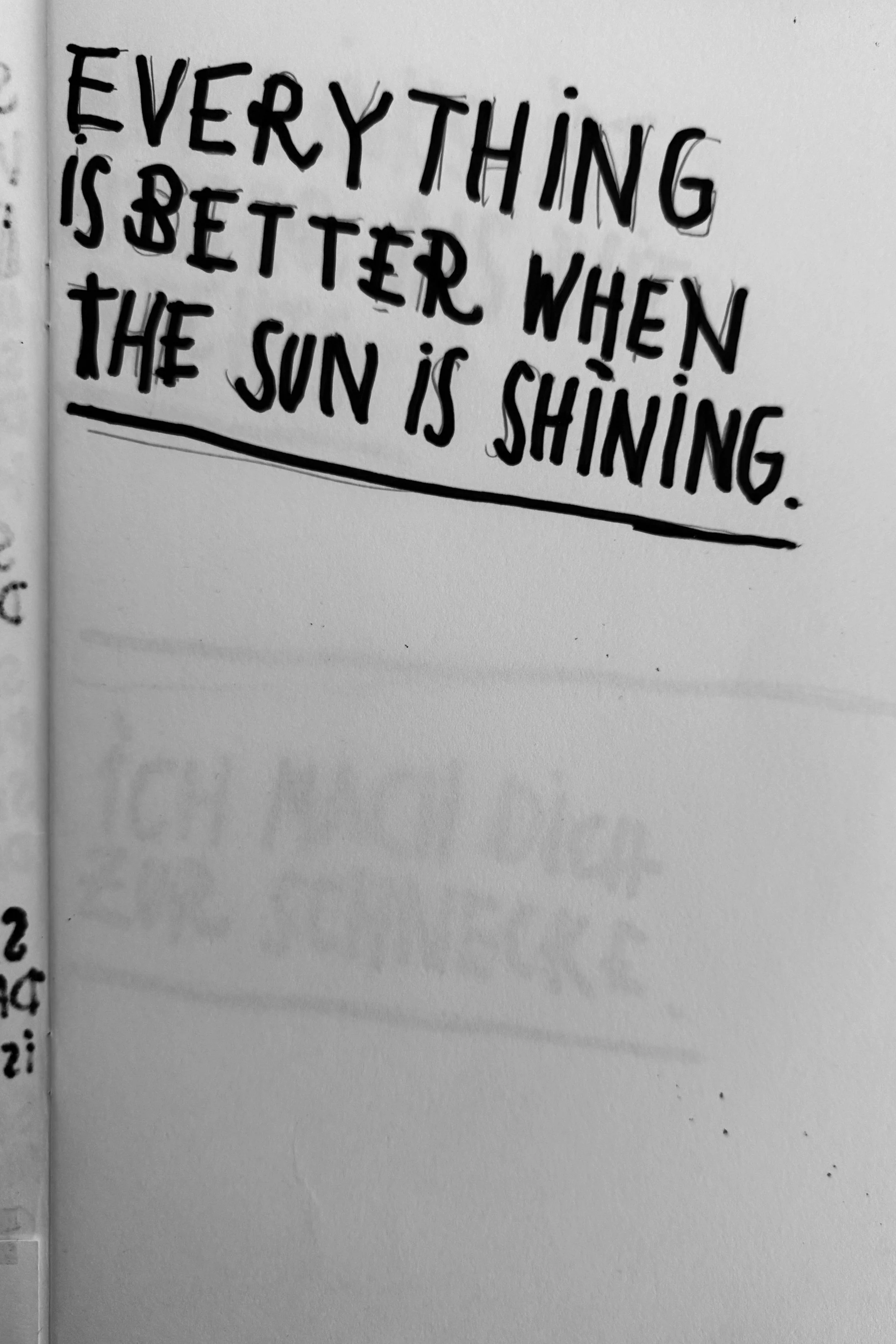 Handgeschriebener Zitat: "EVERYTHING IS BETTER WHEN THE SUN IS SHINING."