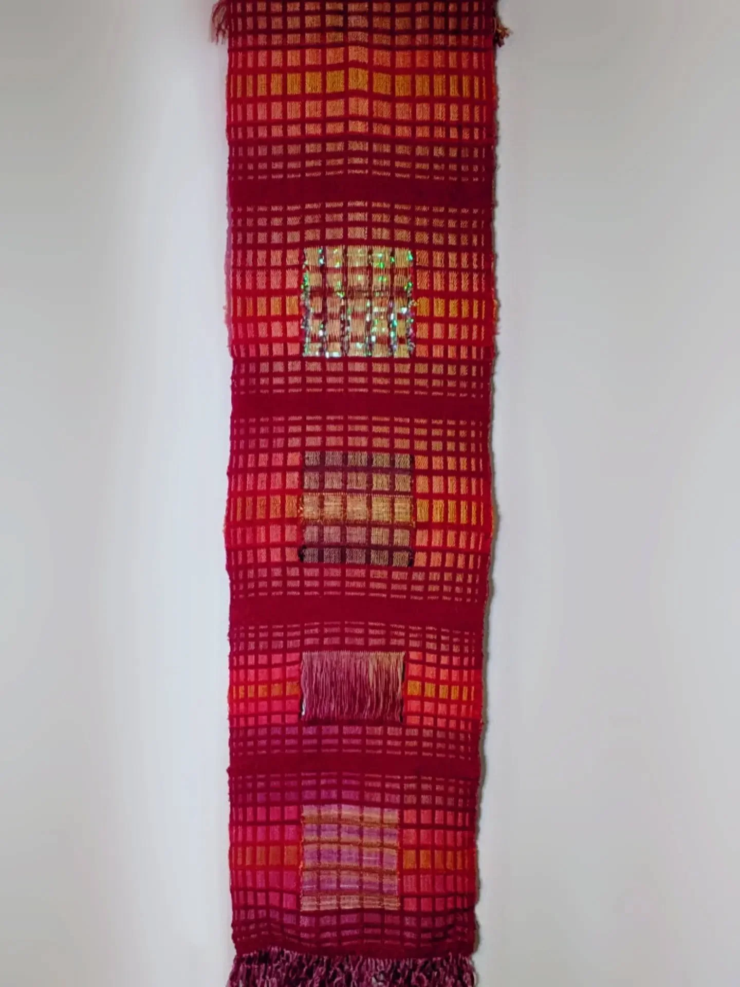 Glimpses, 2026. Cotton, cellophane, kudzu fiber. Final piece from my residency at @tabbystudio_wnc

#weaving #doubleweave #textileartist #fiberart #craft