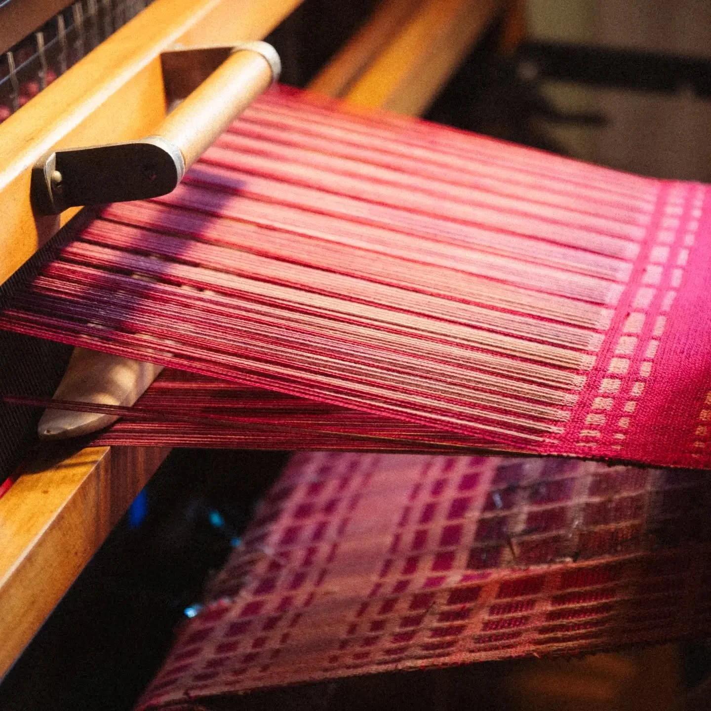I'll be sharing pictures of my finished piece once I'm back home but I wanted to commemorate my time here at Tabby Studio for the past few weeks with a few of these beautiful photos 🪡🧶 my heart is full and I'm fit to burst with renewed creative ene