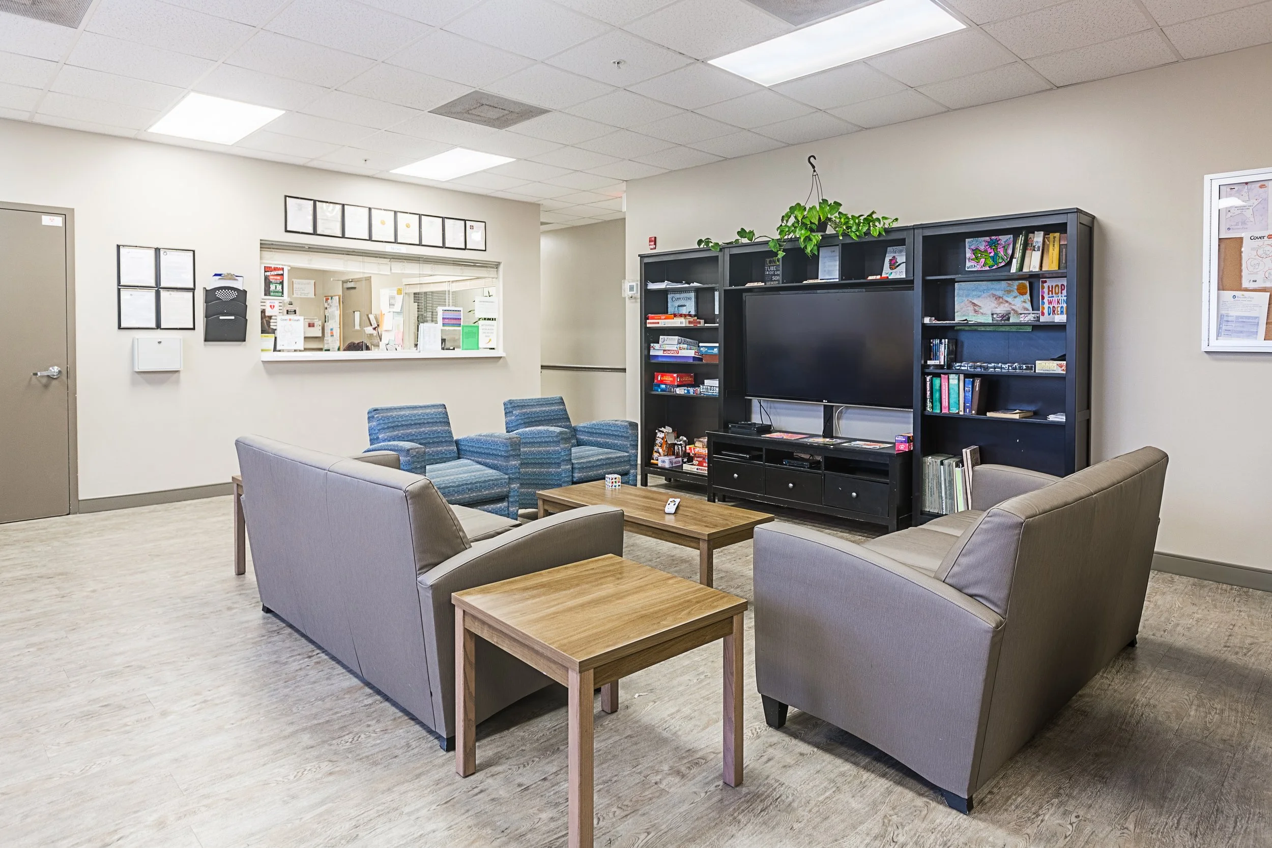 RecoveryFirstHollywood_July2019--17_Detox_lobby_Nurse_Station_B.jpg