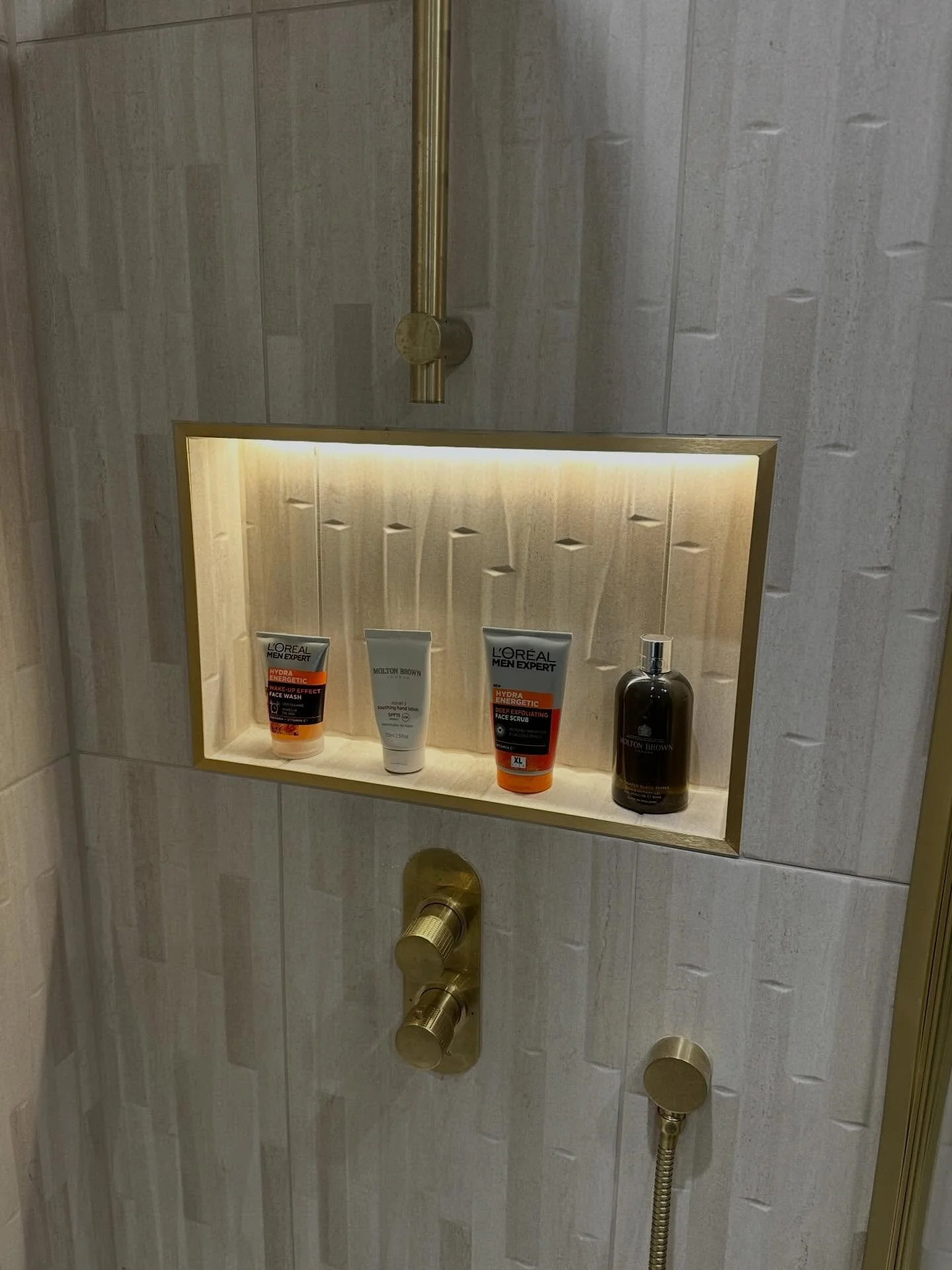 Another Beautiful Bathroom Completed Recently For Peverall Bathrooms and Kitchens - 3 JCC Spotlights and an Extractor Downlight Kit Fitted For A More Tidy Look, Niche Lights, LED Mirror and Toothbrush Holder as the Customer Wanted 💯 

Need an upgrad