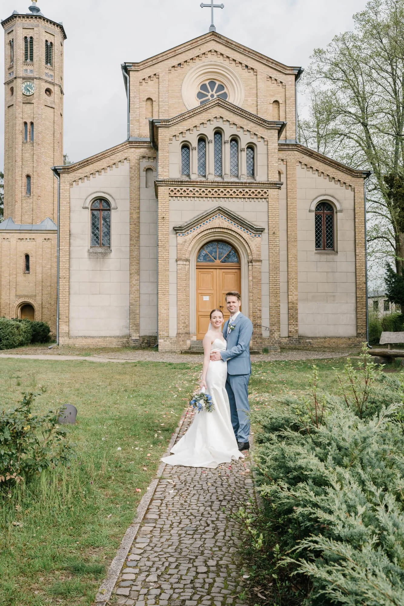wedding couple staying in from of Dorfkirche Caputh