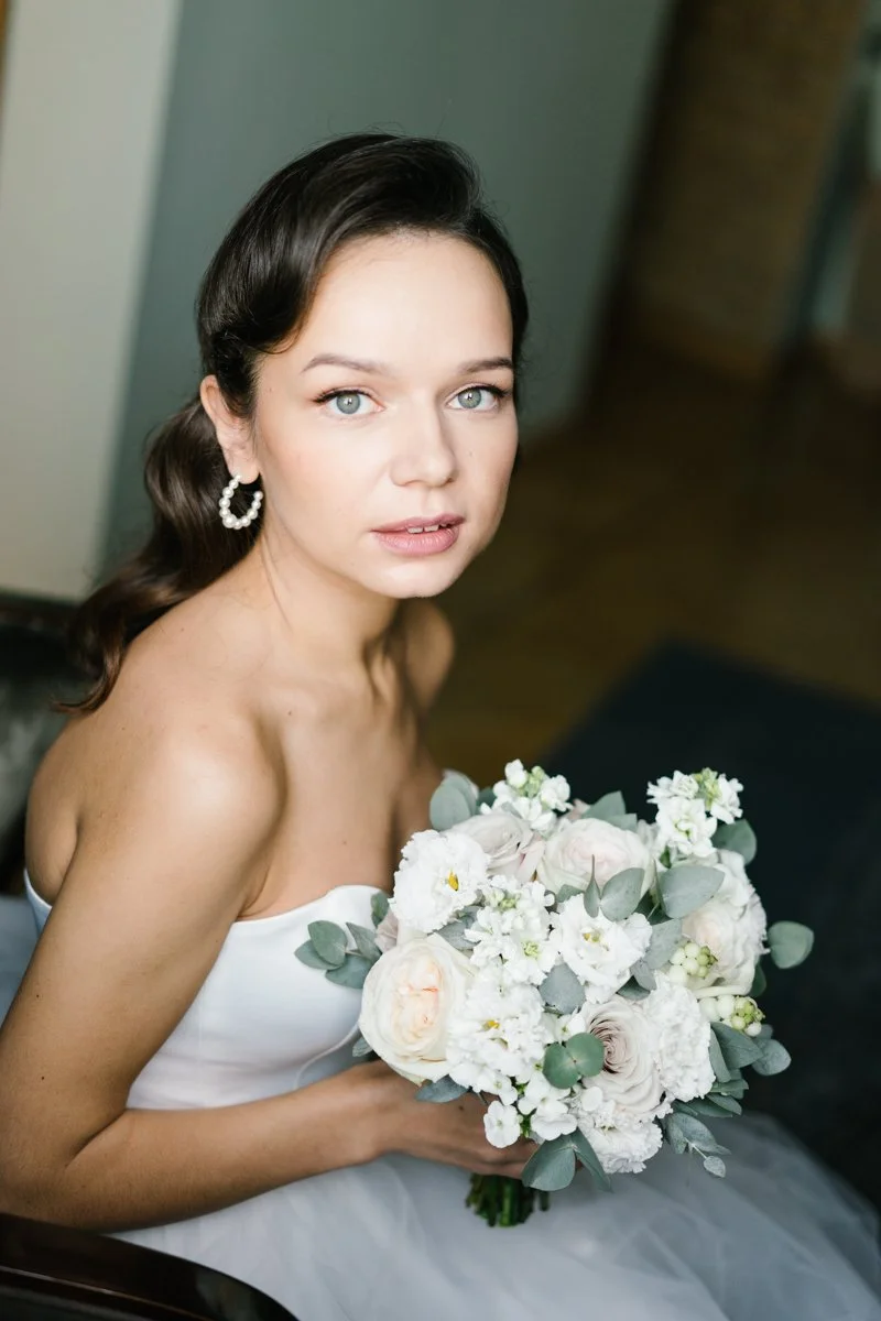 Portraits of a bride with a flowers during wedding morning in Munich
