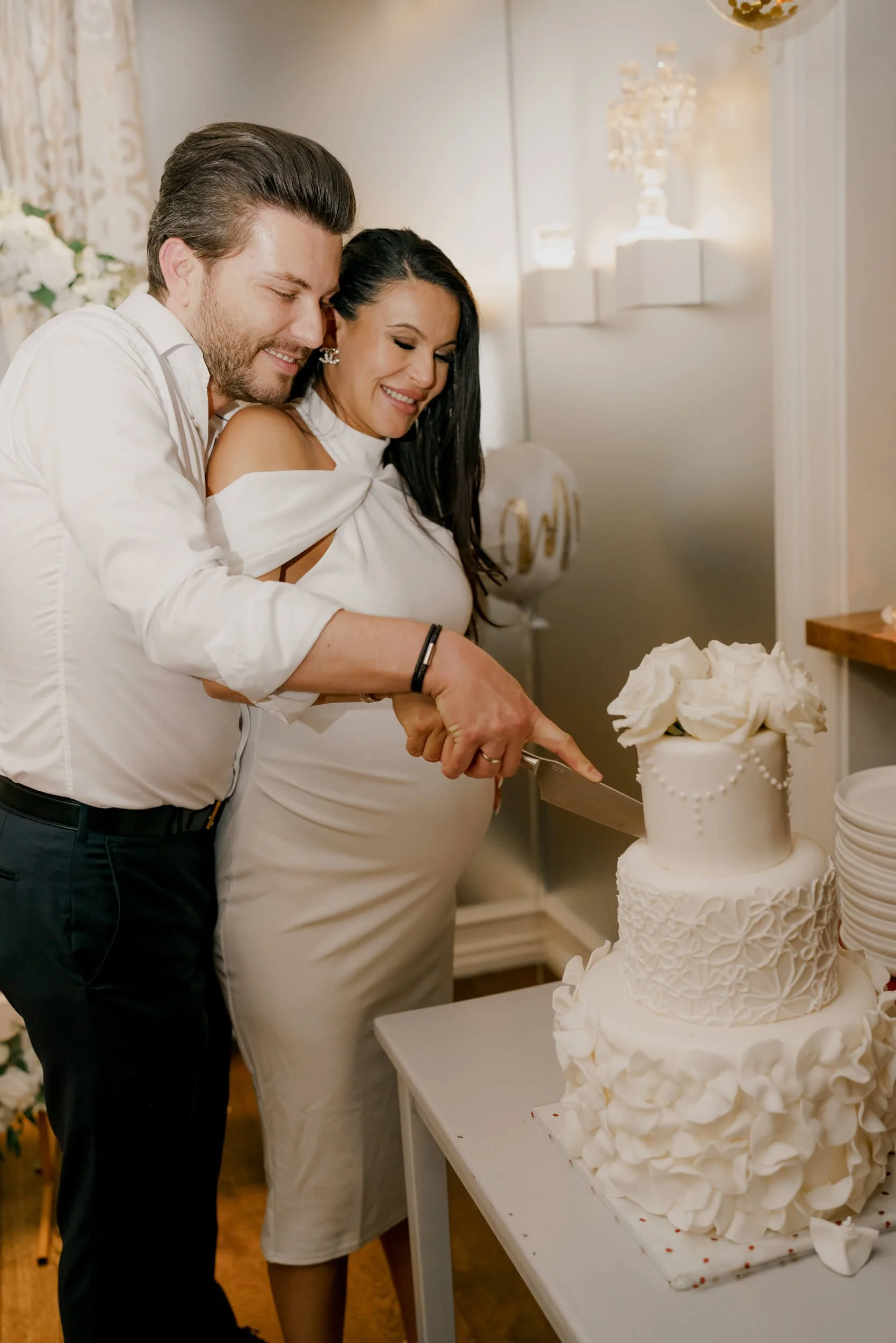 wedding couple cutting a wedding cake in Kafer Munich