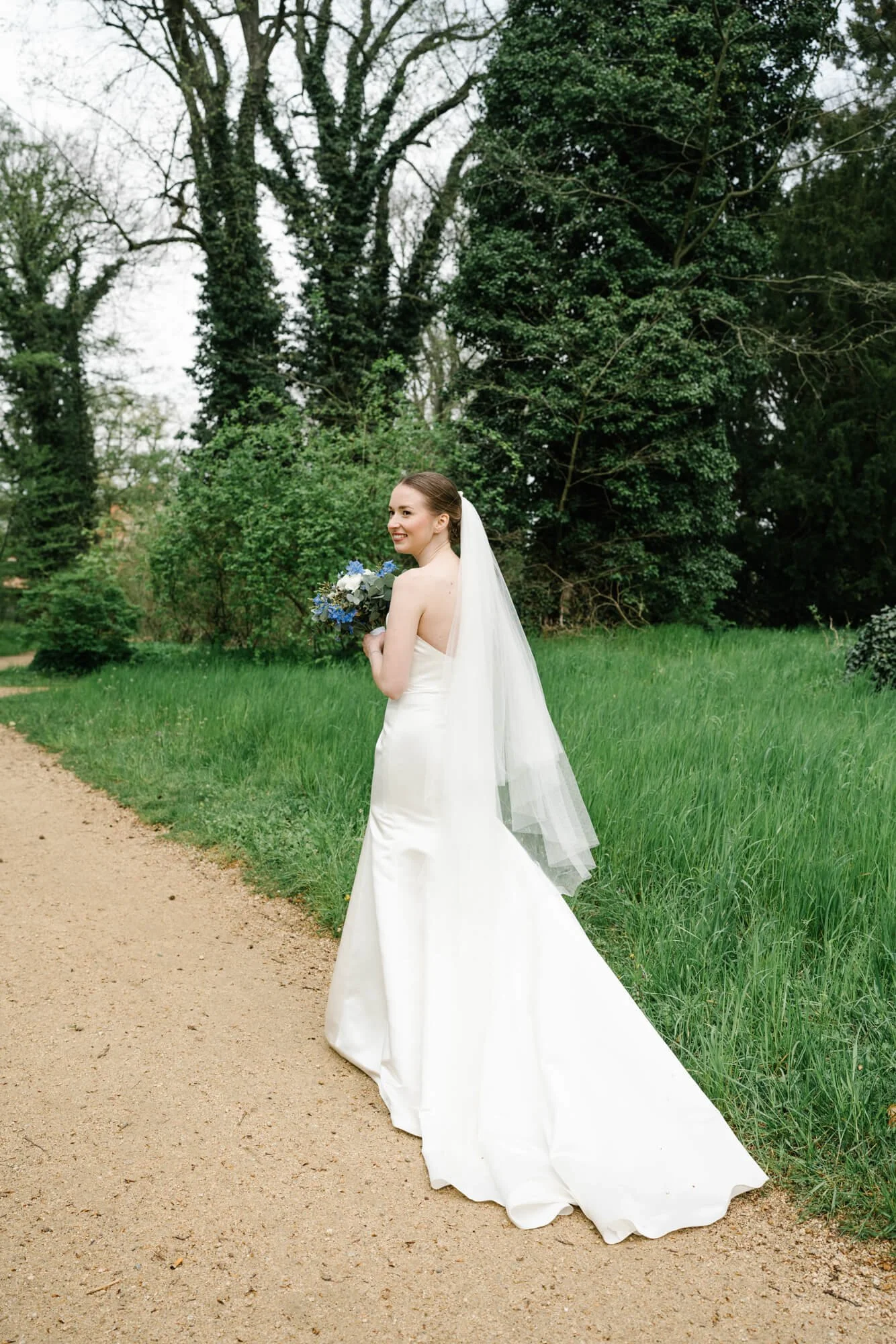 bride holding her flowers in park Caputh