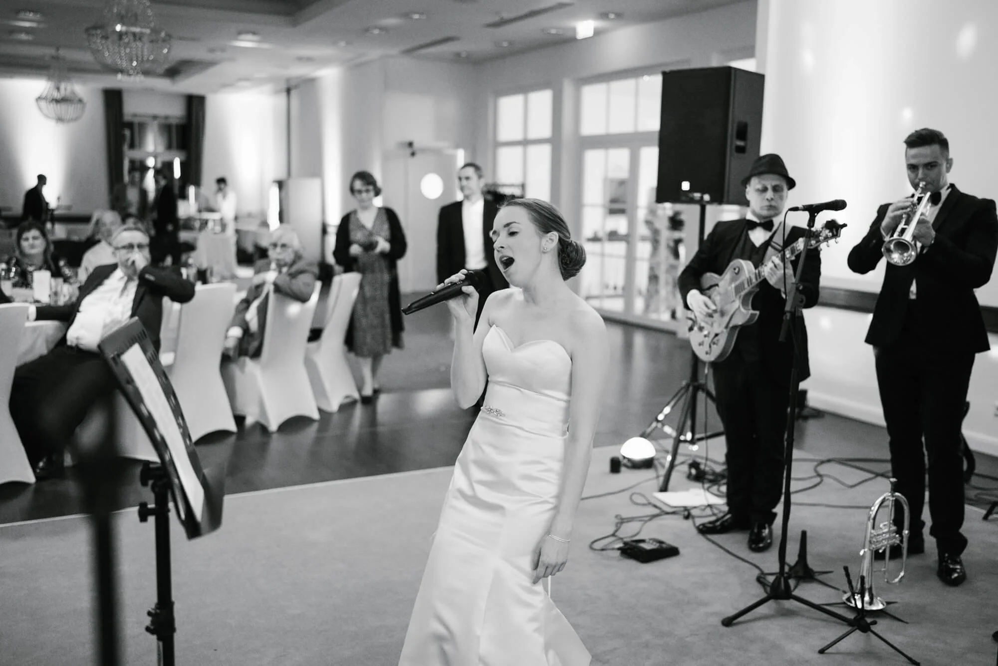 bride is singing with a music band precise resort schwielowsee