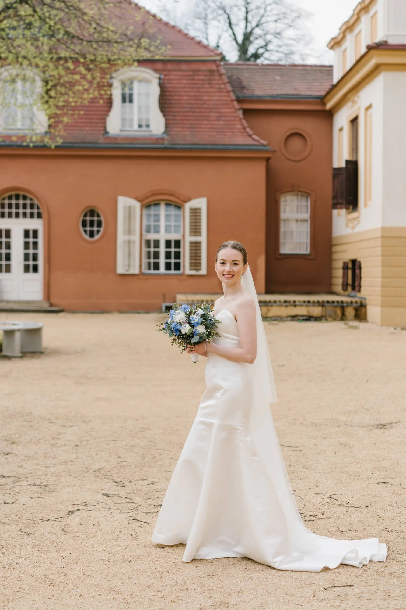Schloss Caputh centre square with beautiful bride with her flowers