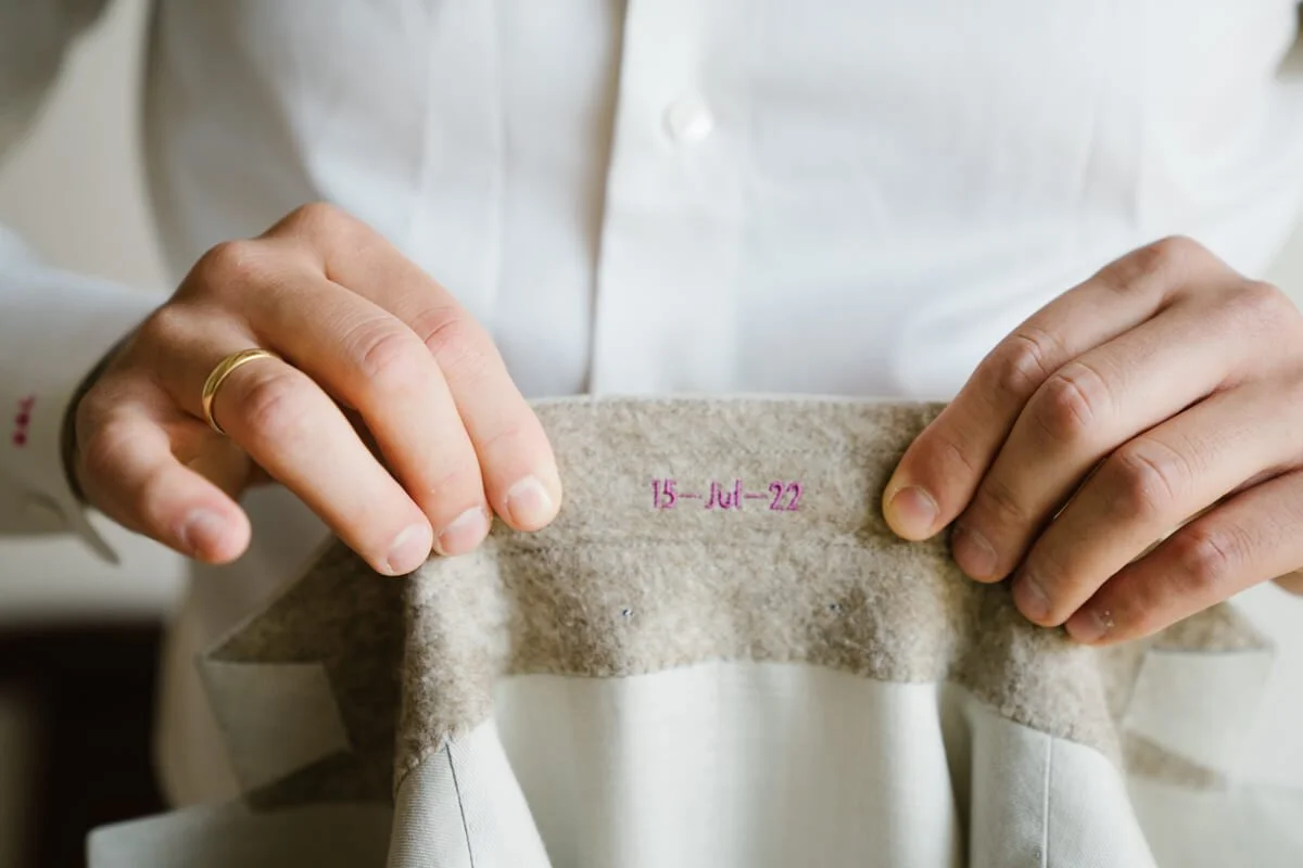 Small wedding secrets: wedding date inside the groom's jacket suit