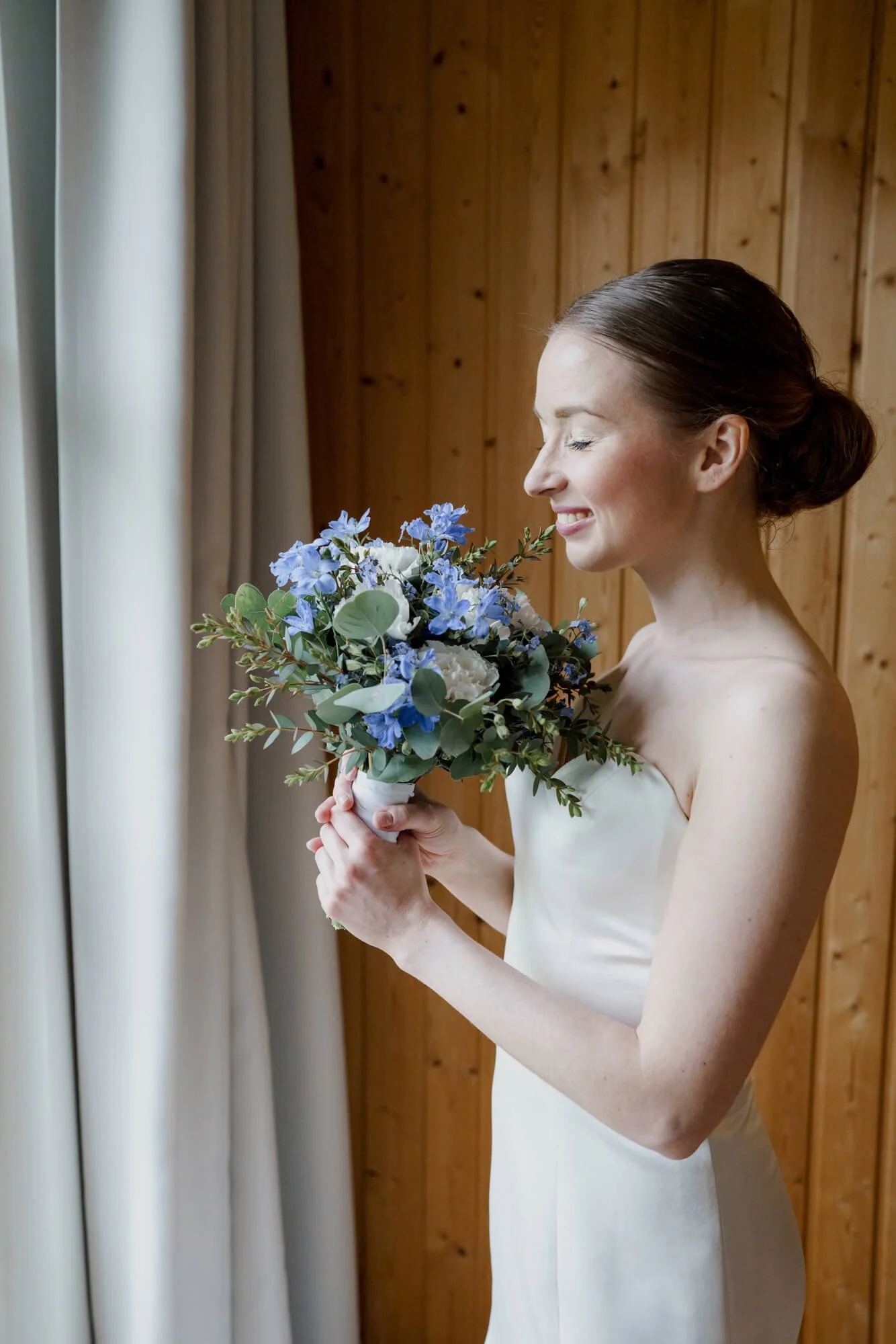 Bride holding her flowers during wedding morning