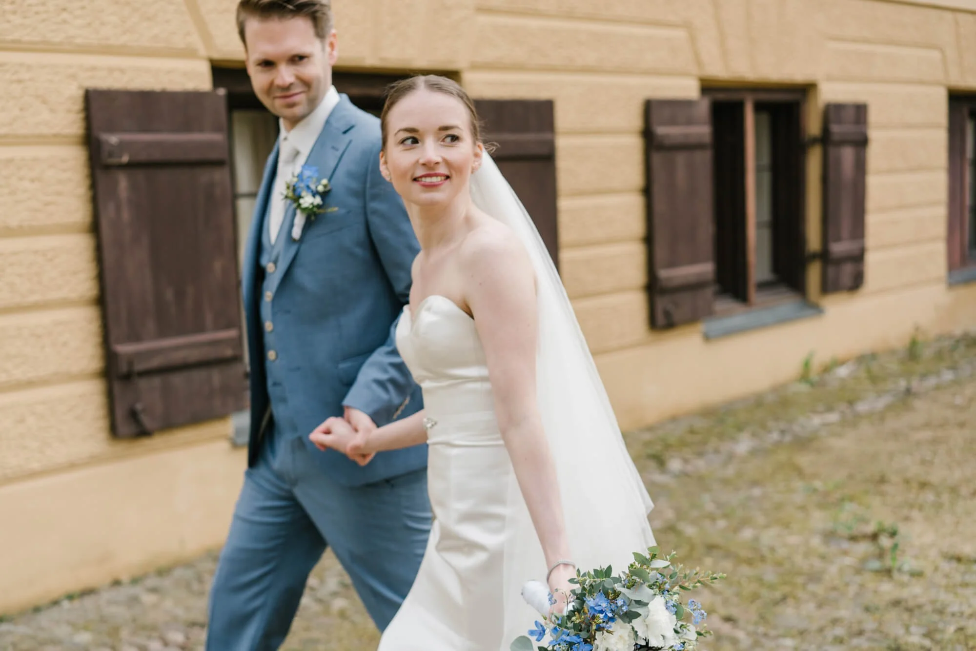 wedding couple exploring Schloss Caputh