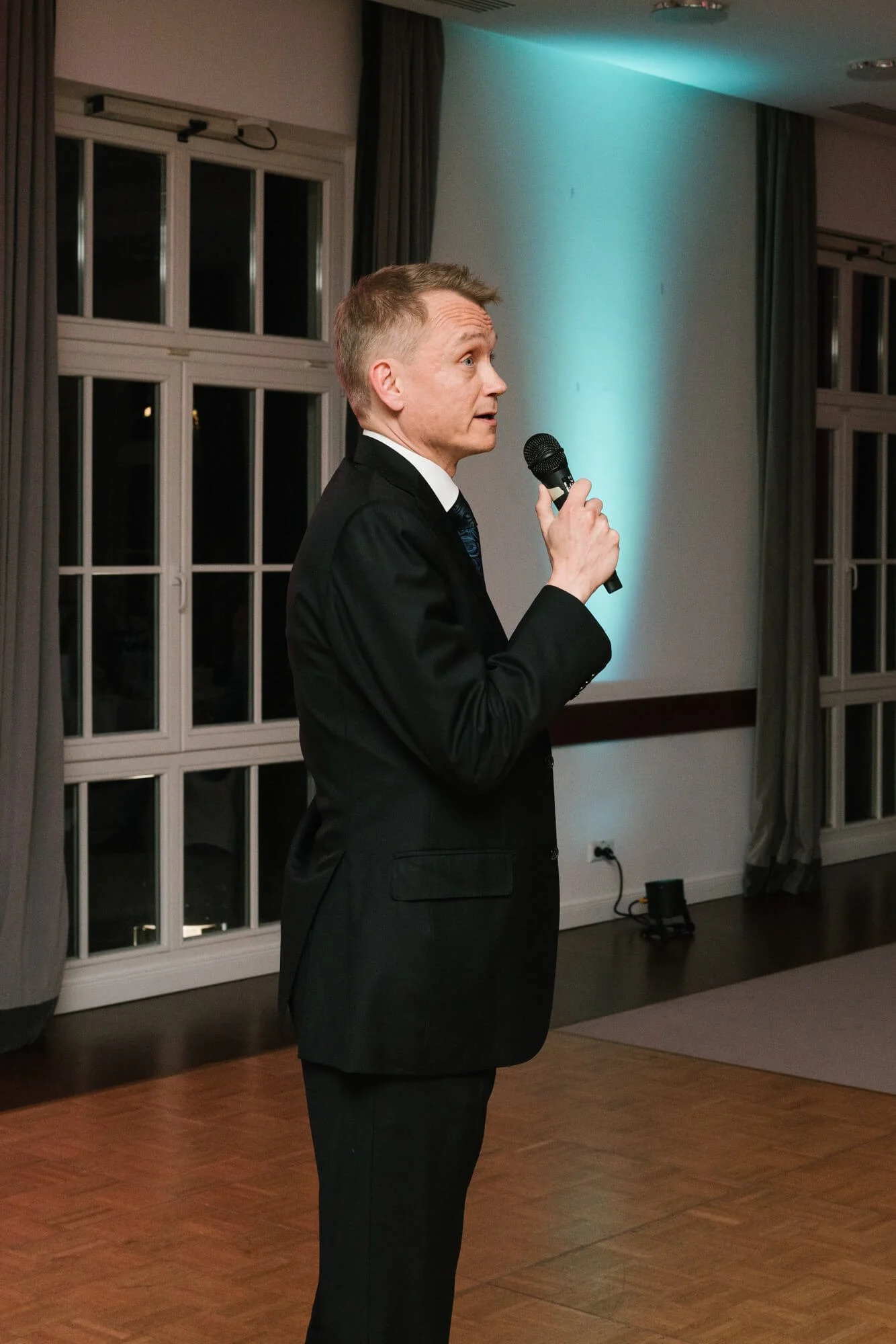 singing on the wedding
