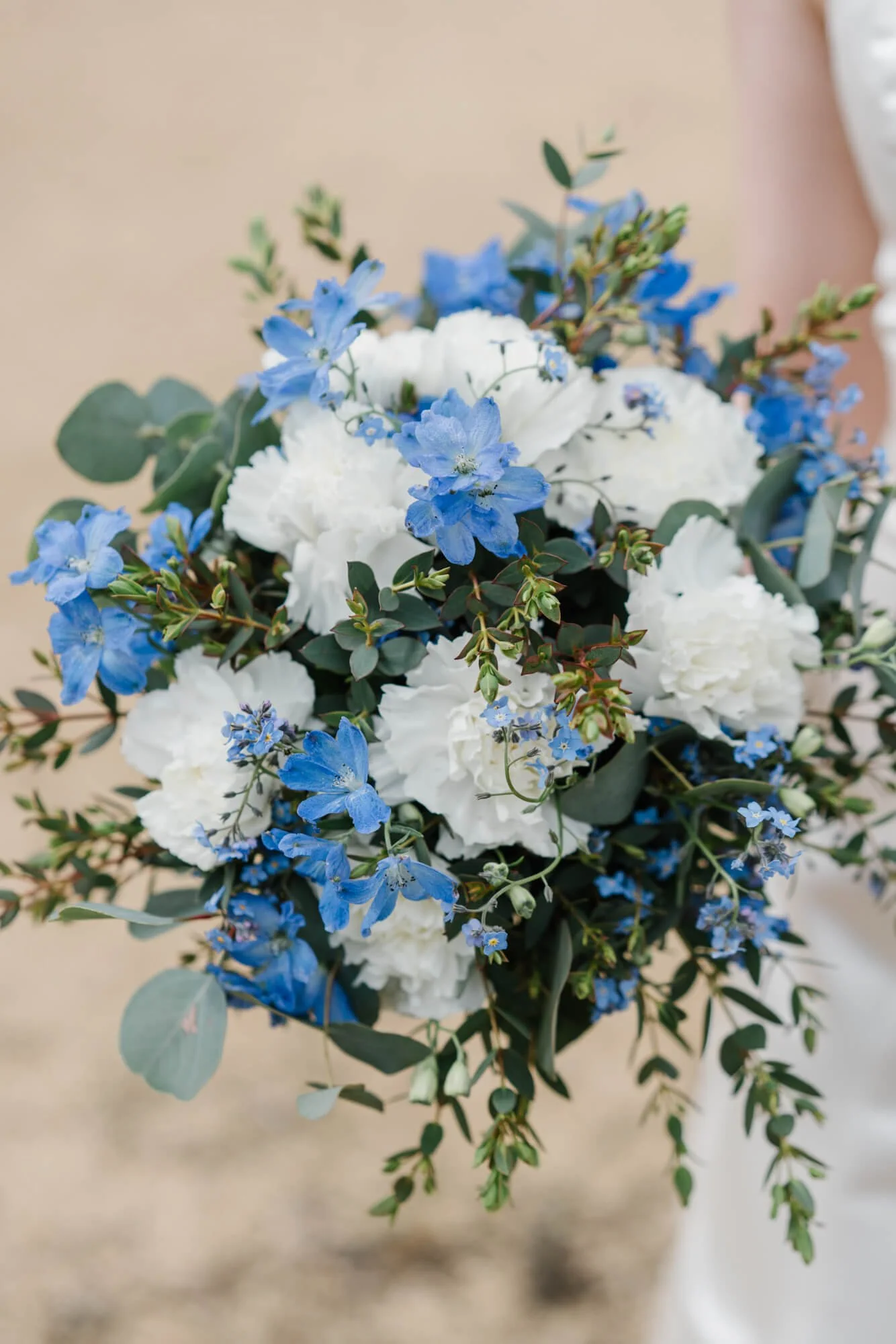 wedding flowers white and blue