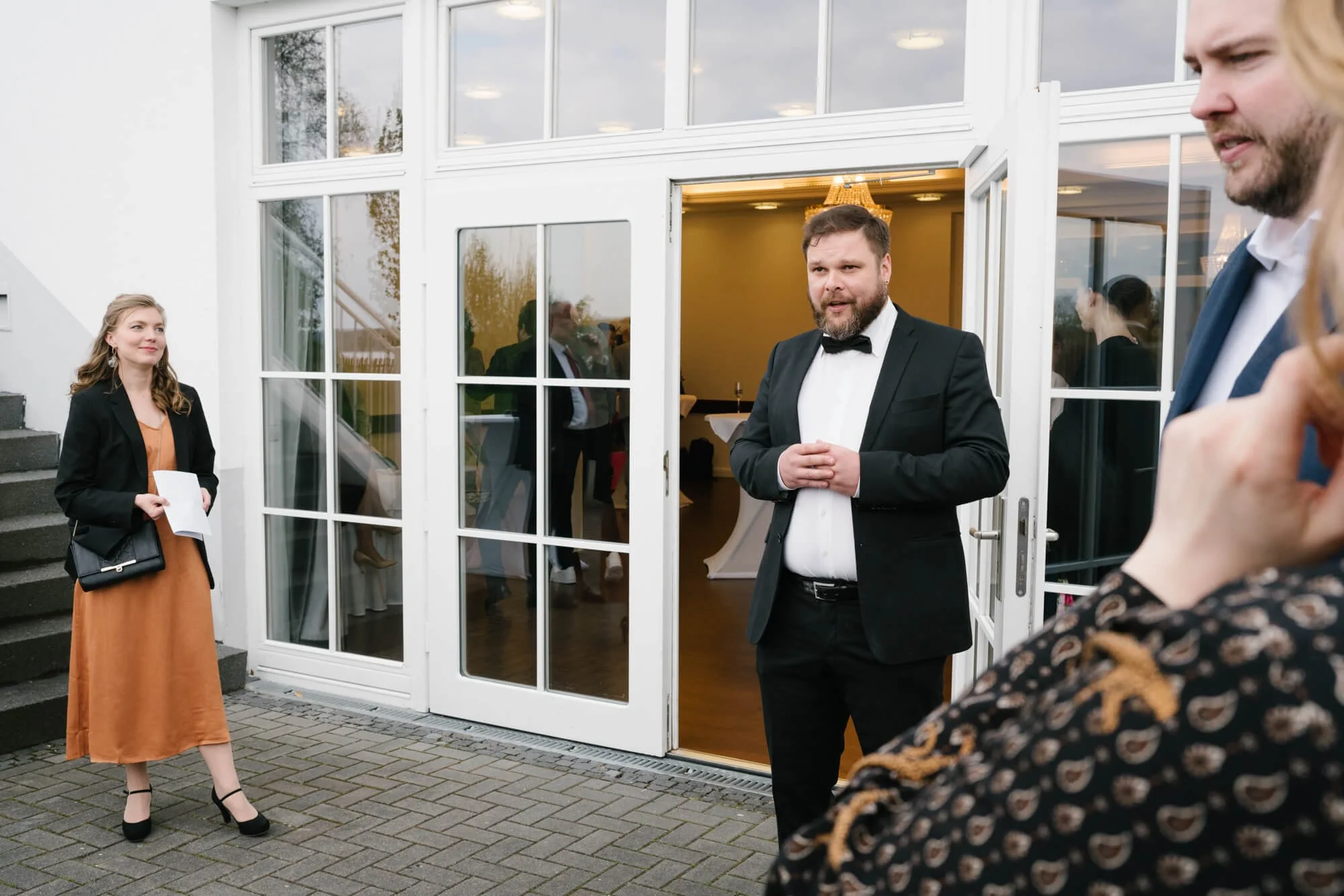 guests is inviting to go inside the wedding venue