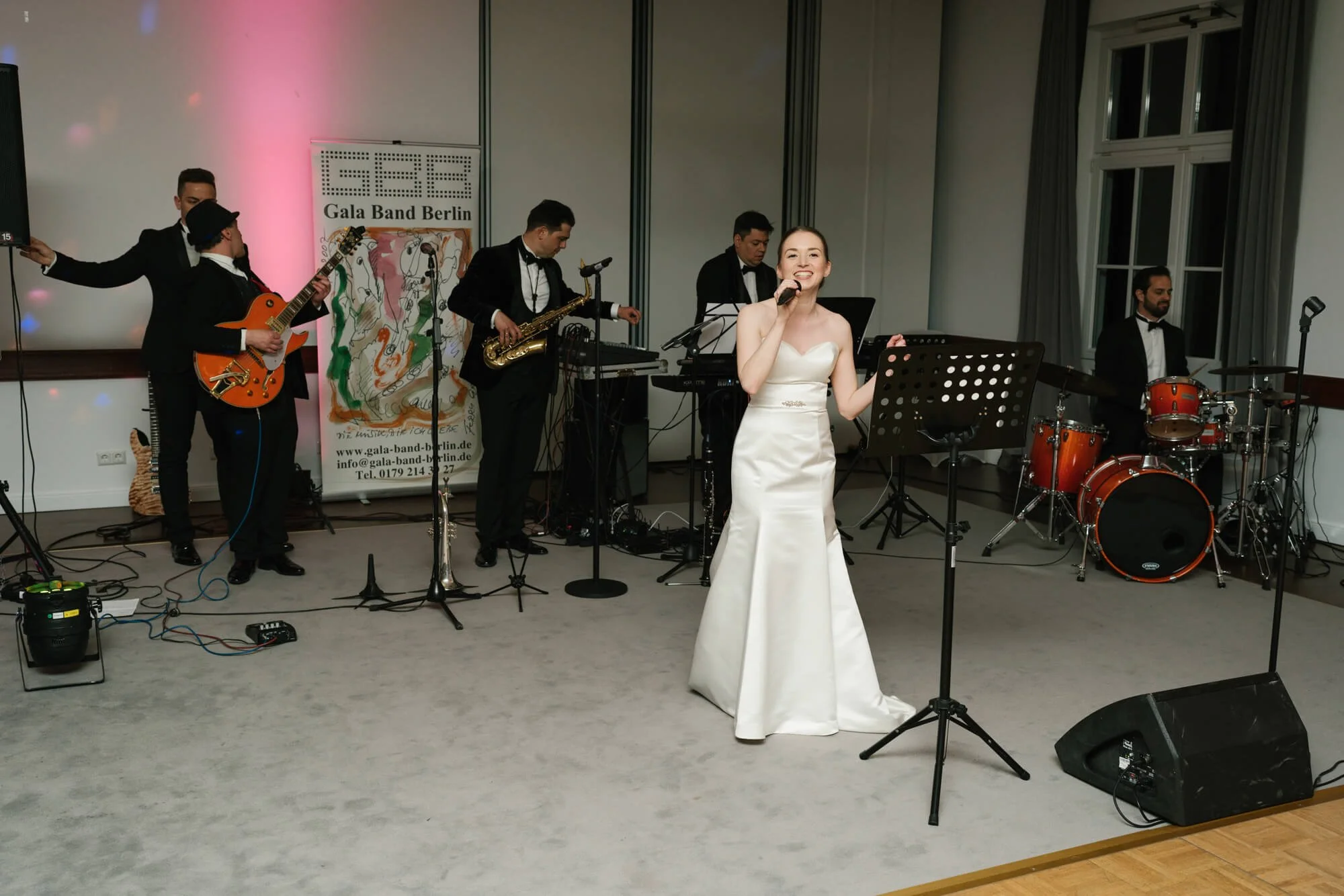 bride is singing on the wedding day