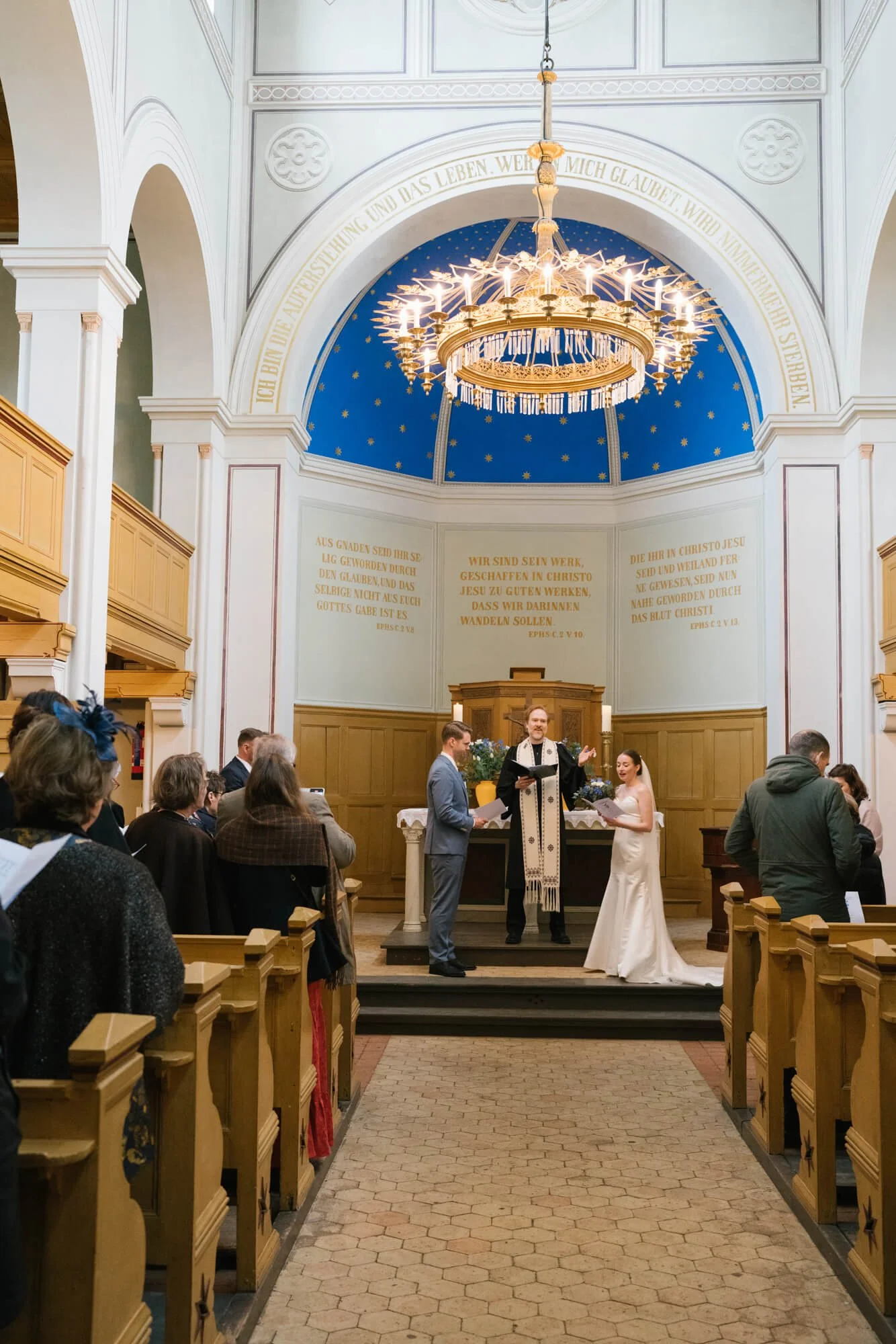 wedding in Dorfkirche Caputh from the back
