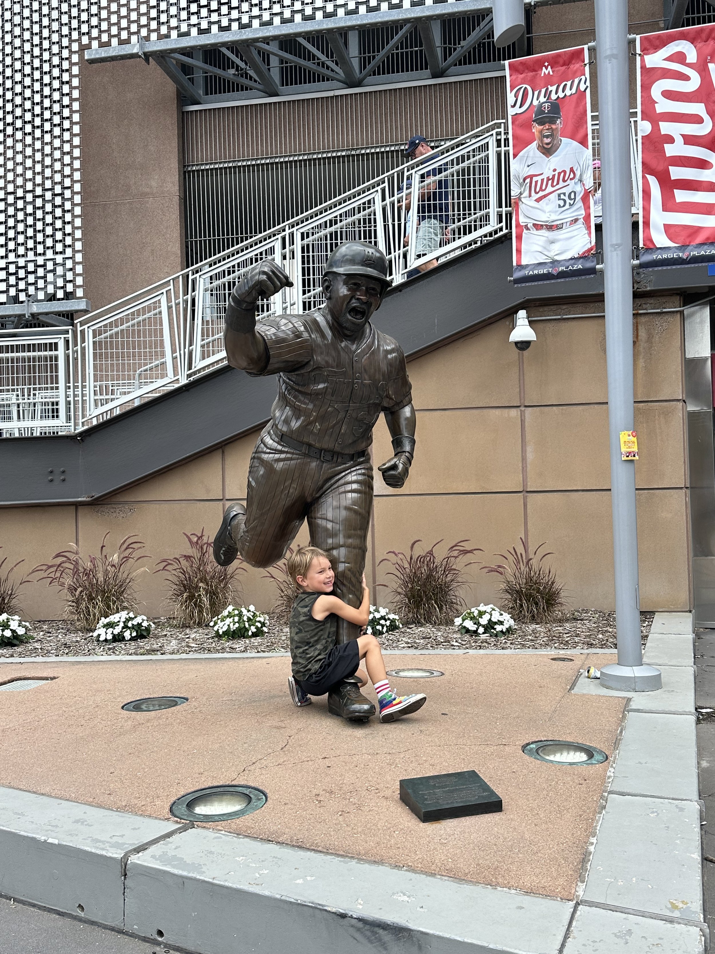 Auggie tackling Kirby Puckett outside the Twins ballpark
