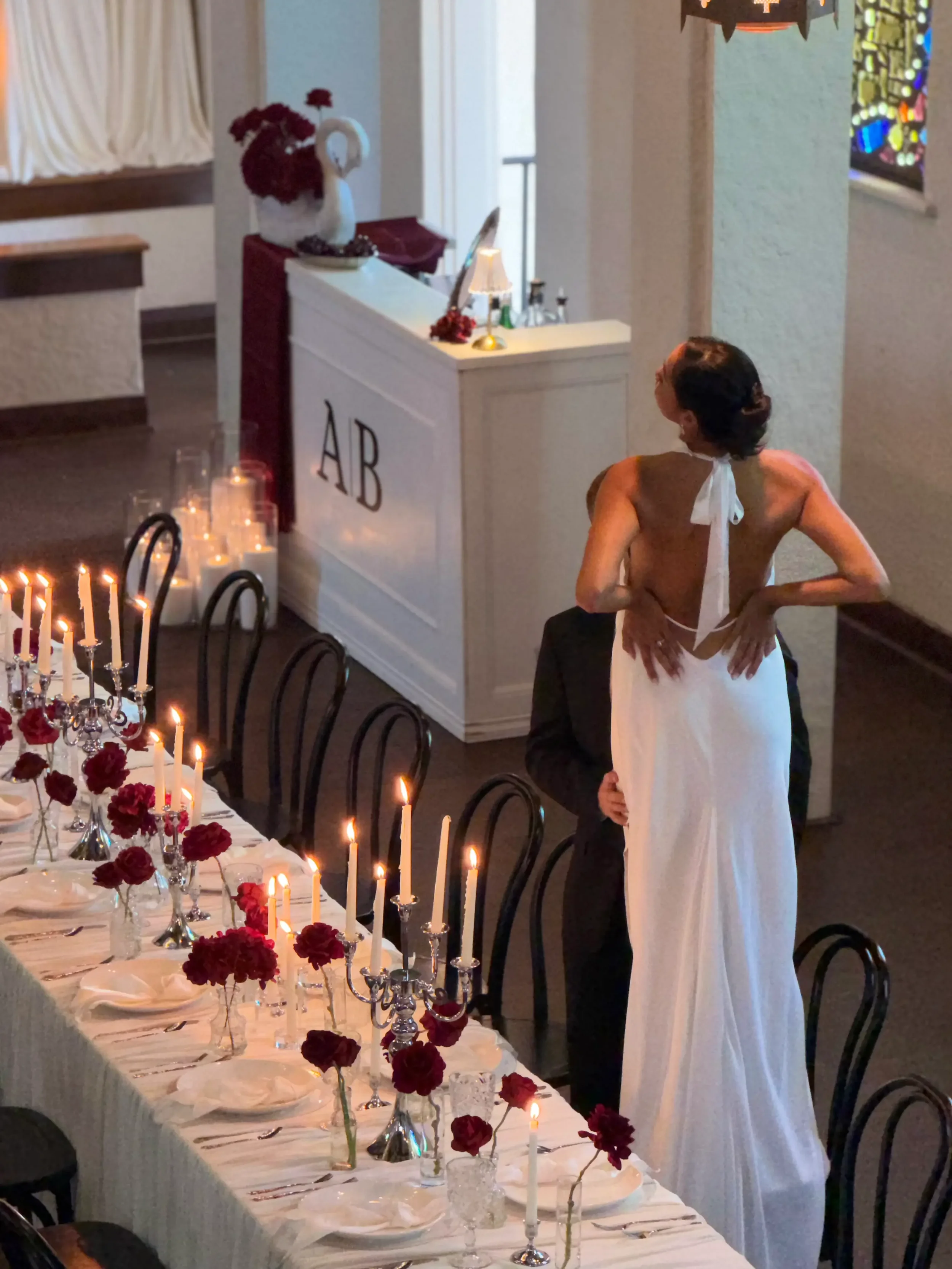 Bride and groom sharing a romantic dip in front of a luxury wedding mobile bar, celebrating with handcrafted cocktails and personalized wedding details by Pisco Mixers.