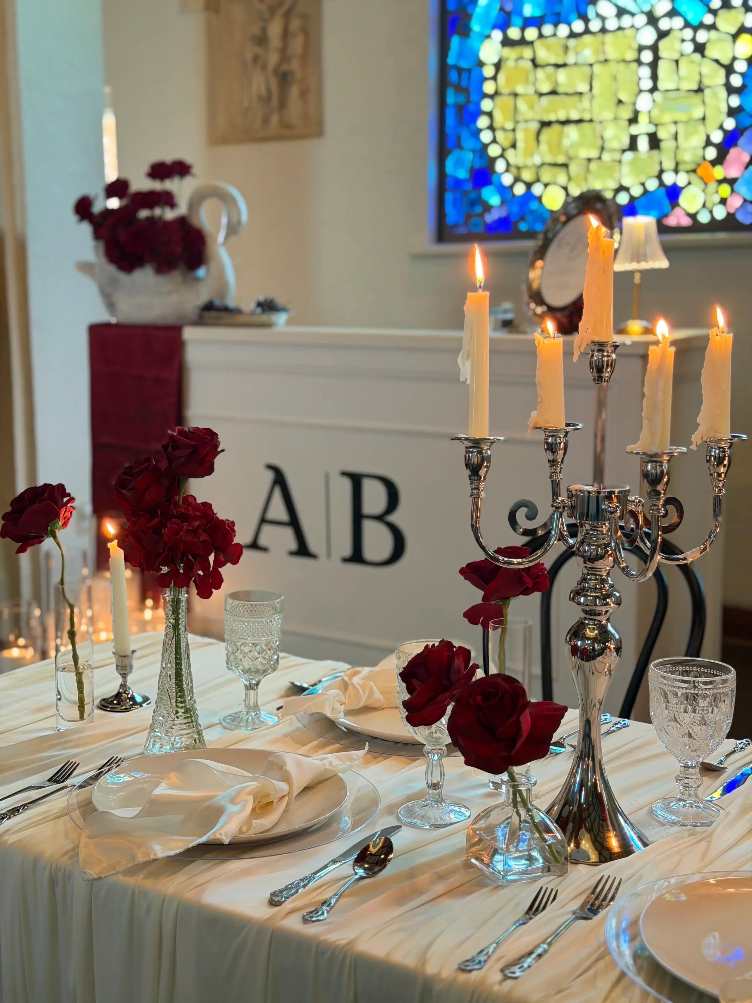 Luxury burgundy wedding mobile bar featuring personalized couple initials, elegant floral styling, and handcrafted signature cocktails by Pisco Mixers.