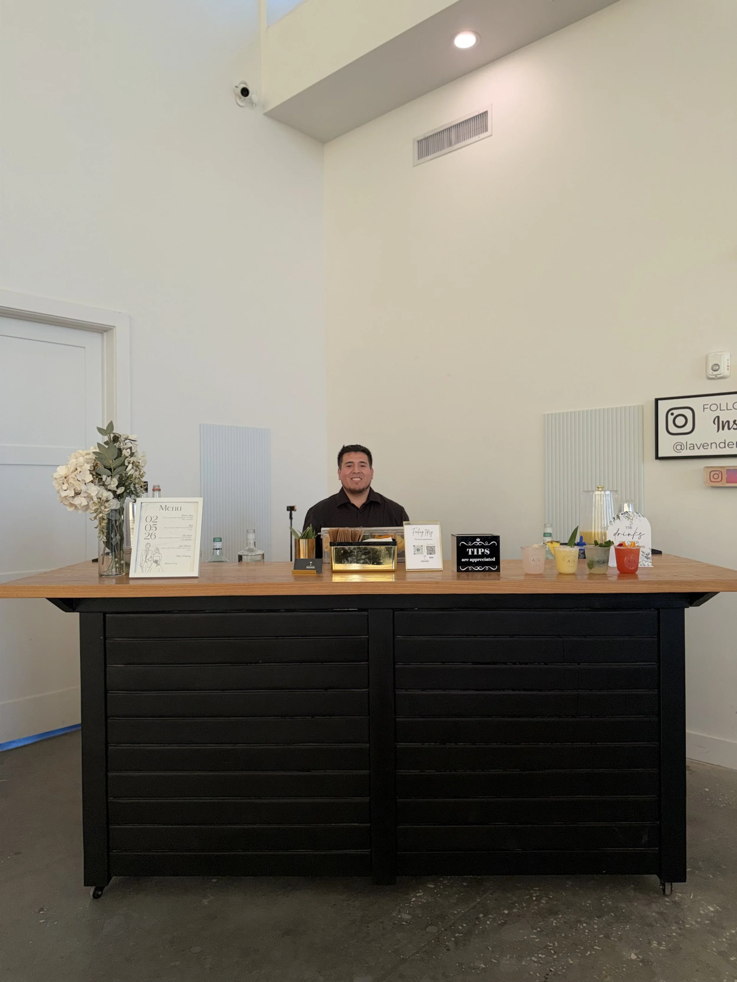 Owner of Pisco Mixers Mobile Bar in Orlando serving drinks at a wedding.