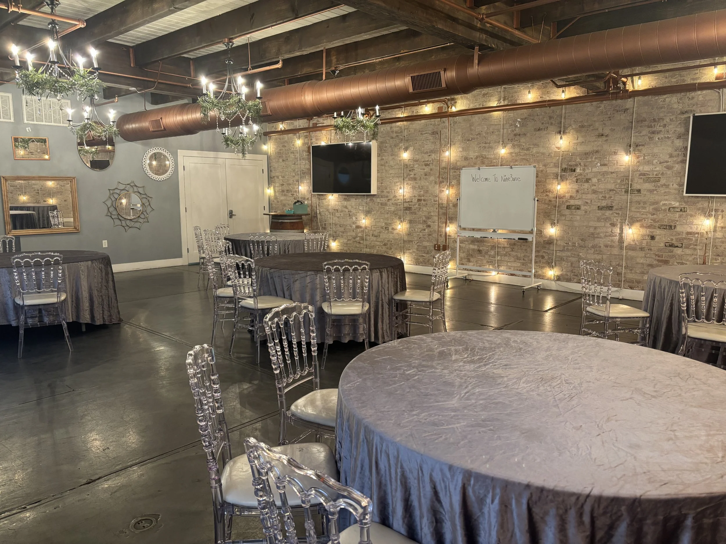 Round Tables: up to 50 guests 