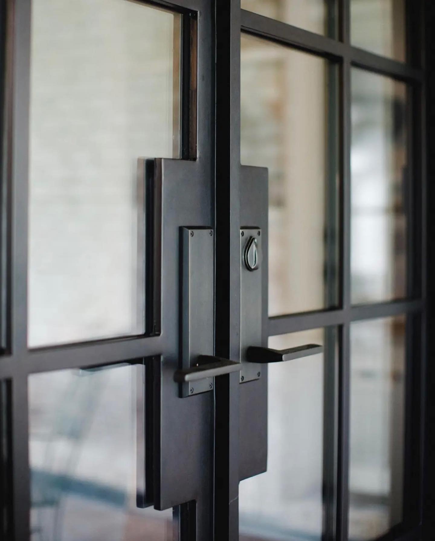 Sleek door trends often focus on minimalism and modern aesthetics. Here are some features that define sleek door designs:

1. Clean Lines: Smooth surfaces and sharp edges create a streamlined appearance.

2. Minimalist Hardware: Concealed or sleek ha