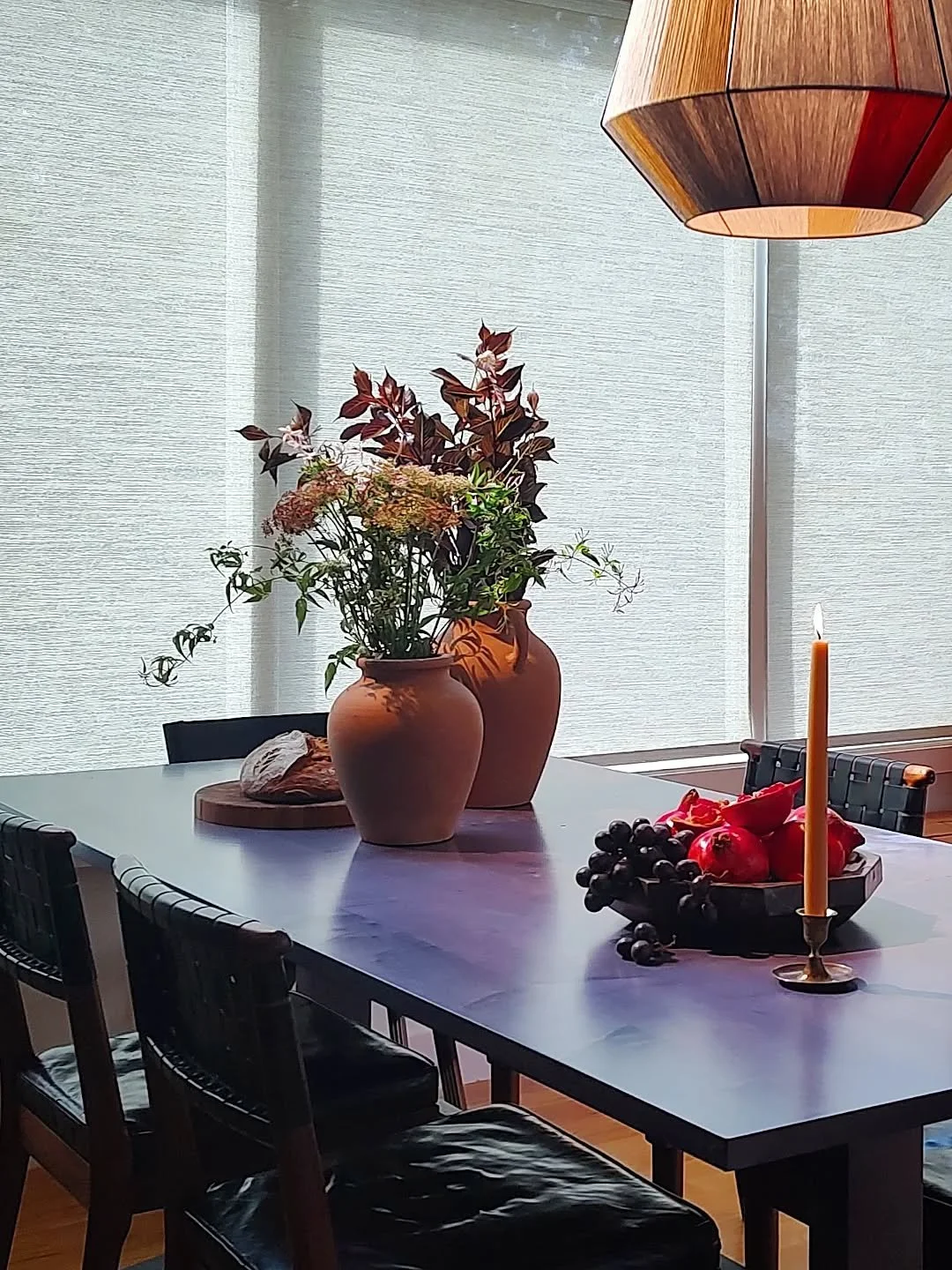 &quot;Something borrowed, something blue!&quot; @mercurio.design.studio had fun recreating a Dutch still life vignette at this dining table 🔵🔴🟤 Sort of going for a mid-century-meets-new-england-classic vibe with this funky assemblage of pieces. 
.