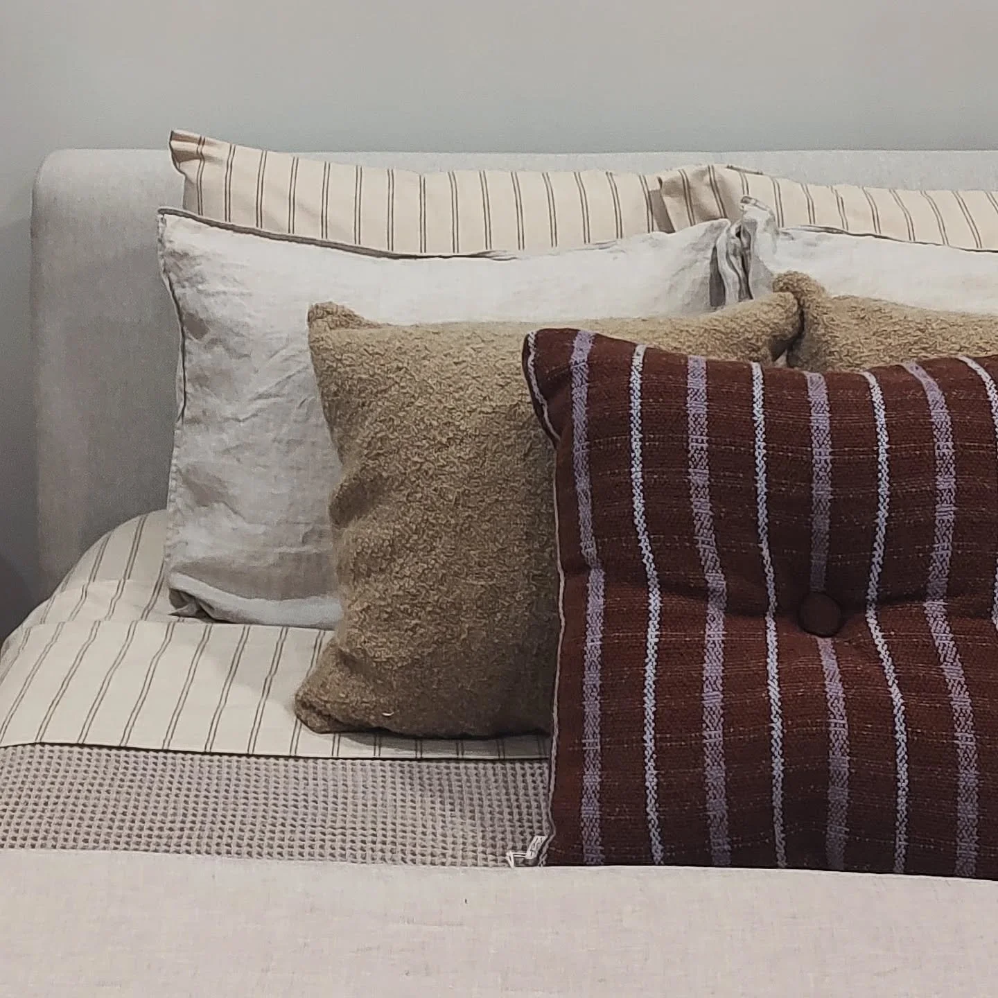 Sneak peak from today's bedroom installation!
 🟣🟤🔵⚪
.
.
.
.
@mercurio.design.studio #mercuriodesignstudio #morrowsoftgoods #interiordesign #bostondesign #bostondesigner #interiors123 #designdetails #colorpalette #interiordesign #residentialdesign 