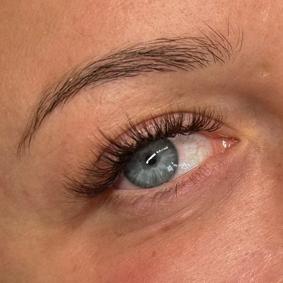 nothing beats a wispy brown set 🤎