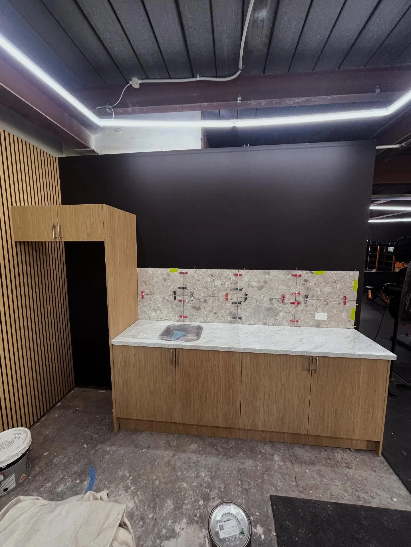 Little kitchenette going in at @gritperformancecentre 🔥 

How nice does this Boston Oak cabinetry look against the timber feature wall we installed! Just a bit of silicone and plumbing fit off to go! 

We custom design and install all cabinetry resu