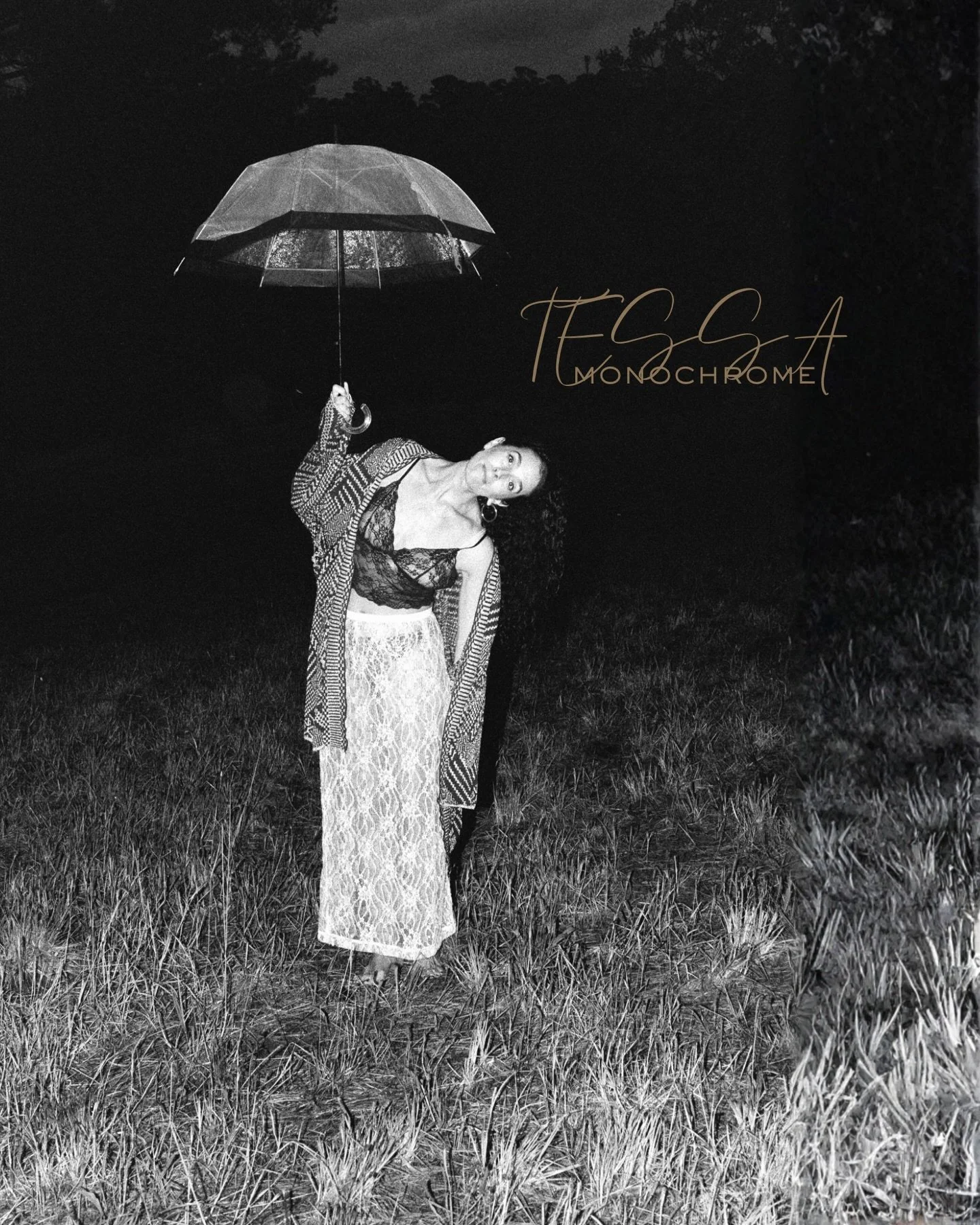Bright flashes in the fading light. An old camera and a rainy night x 

@tessaleon__ shot on a Canon A1 using Ilford HP5.