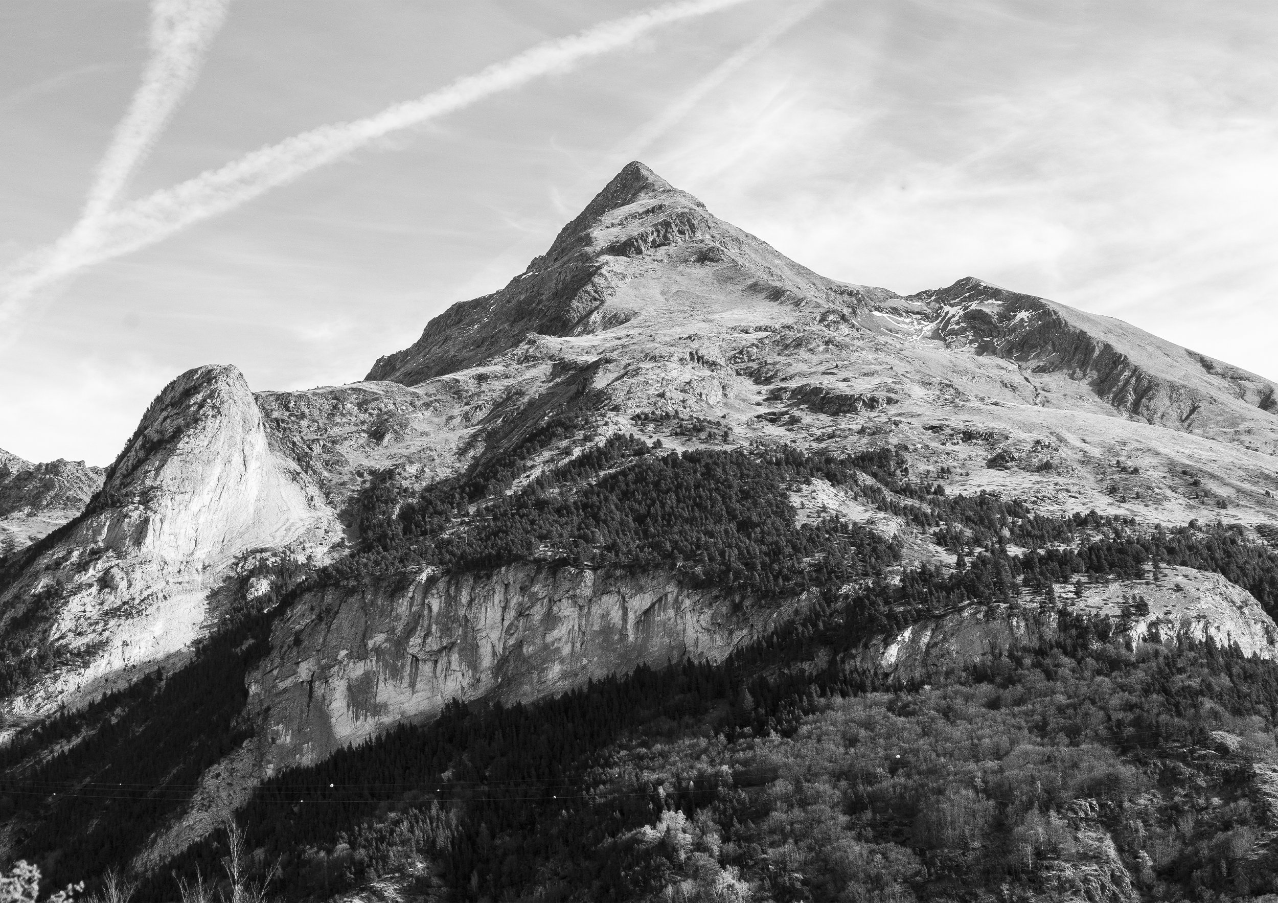Big Change
The temperature of the Pyrenees has risen 1.08 degrees in the last century.
The consequence of which is still not completely known. 90% of the
glaciers in the last century have melted. Now witnesses, the remaining
glaciers are melting at