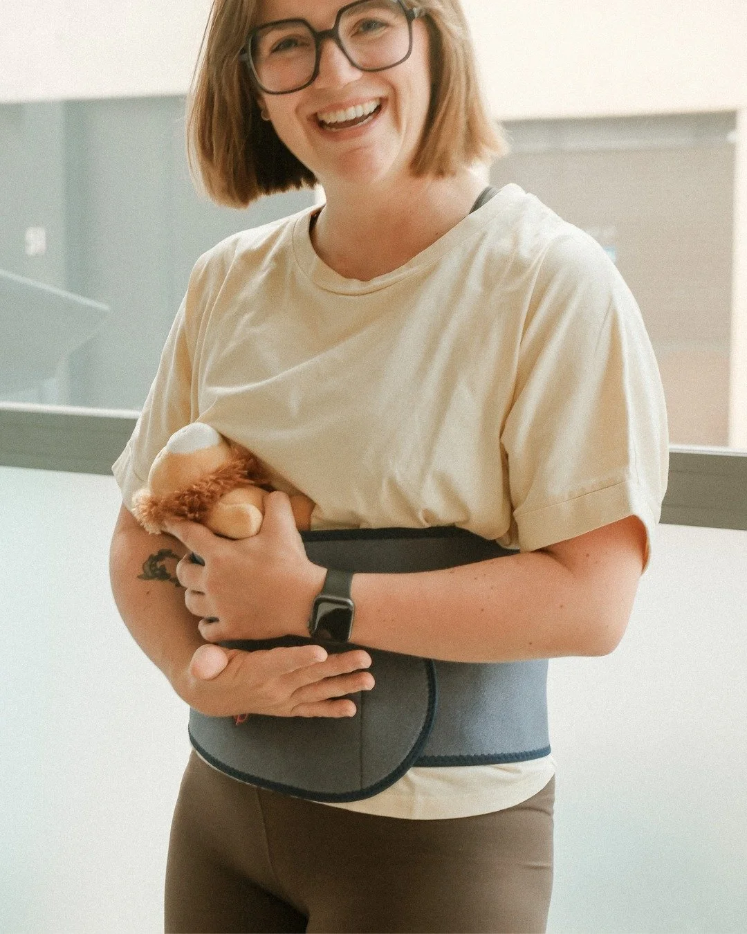 Ik ben coach bij The Mama Club in Mechelen, personal trainer en bijna-kinesitherapeut.

Maar vooral gewoon iemand die ziet hoe sterk mama&rsquo;s eigenlijk zijn ook als ze dat zelf even niet voelen.

Hier geen perfecte schema&rsquo;s of je-moet-nog-d