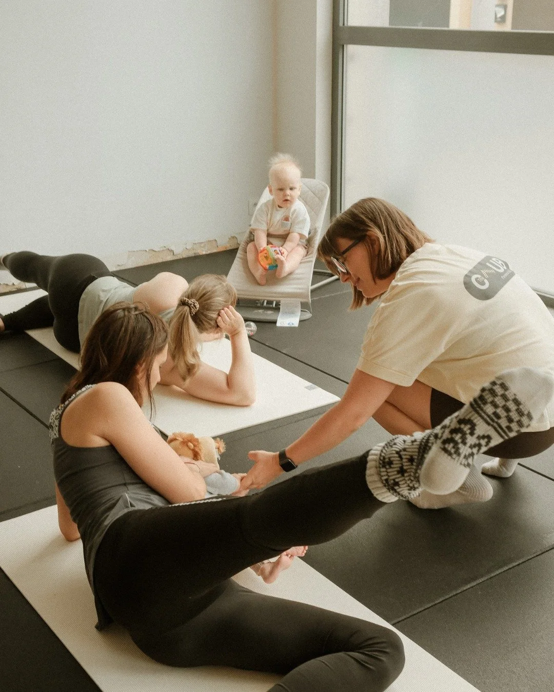 Postpartum is geen sprint.
Meer zo&rsquo;n slome wandel&hellip; met snacks.
Gelukkig hoef je &rsquo;m bij de mama club niet alleen te doen

Niemand voelt zich op dag 1 na de bevalling &ldquo;helemaal terug&rdquo;.
(Als jij dat w&eacute;l deed: teach 