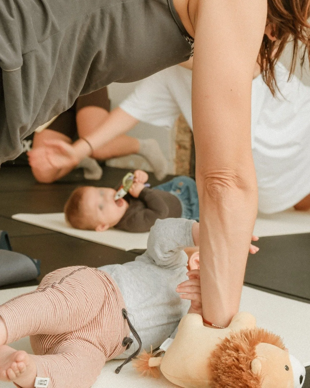 Als mama ben je constant bezig met wat goed is voor je kleintje.
En jezelf? Die schuif je vaak ergens achteraan.

Maar wat als wij daar nu eens een oplossing voor hadden? 

Onze mama-baby lessen zijn er voor jullie allebei:
Volle aandacht voor je min