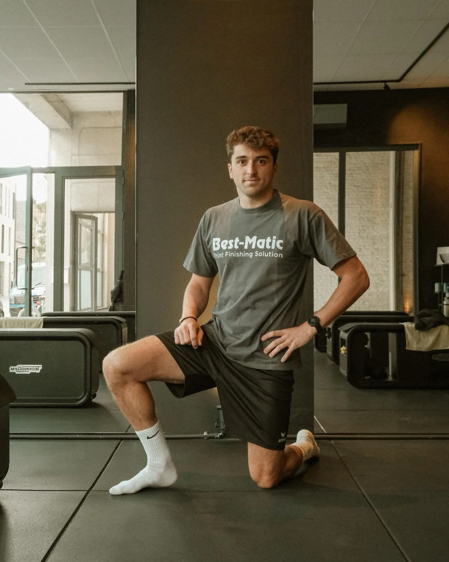 Ben is officieel afgestudeerd! 🎓

Na een sterke eindstage bij de Antwerp Giants is hij weer volledig back in the house.
Voor wie het nog niet wist: Ben was dus tot voor kort student van Jef.

Maar eerlijk? Ondertussen is hij gewoon al een vaste waar