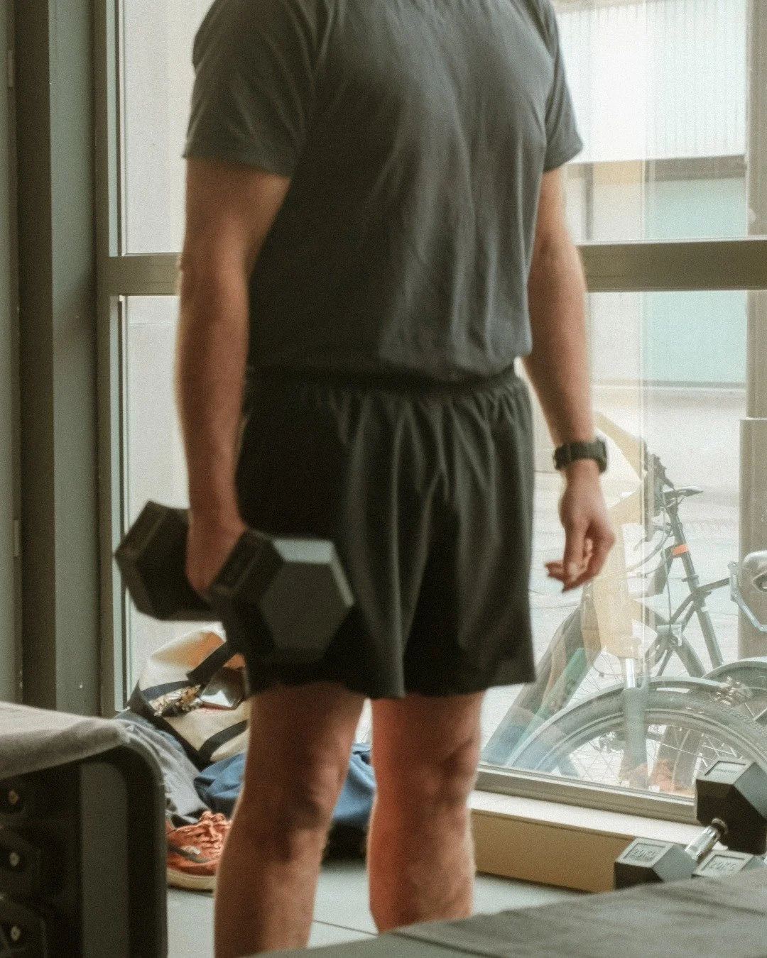 Progressive overload is de motor achter elke transformatie. 

Het is geen hype, het is de standaard. Door gecontroleerd je grenzen te verleggen, bouw je aan een lichaam dat niet alleen sterker is, maar ook duurzamer. Geen snelle fixes, maar een kwali