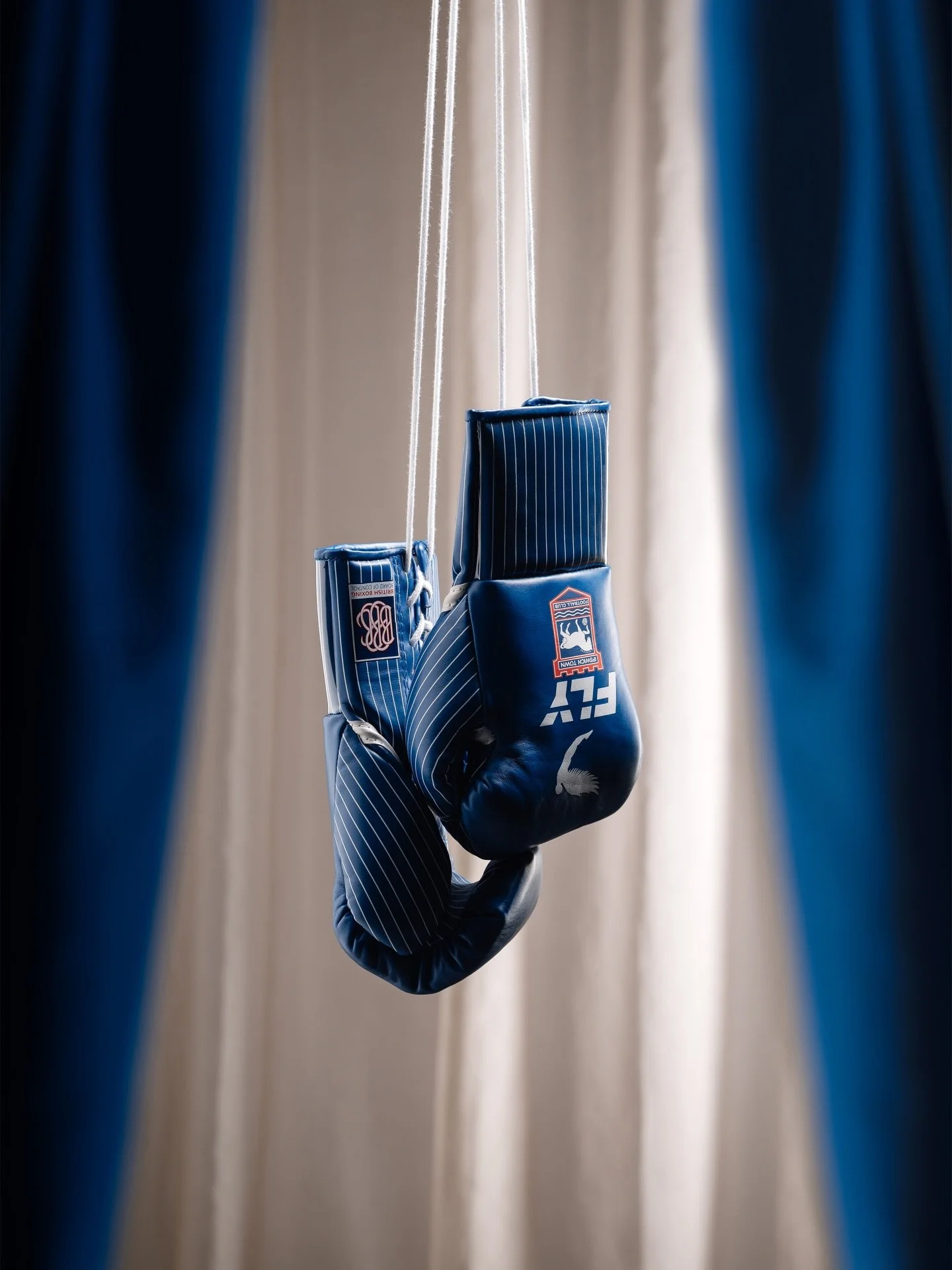 Bespoke fights gloves for Fabio Wardley worn in his win over Joseph Parker.

What a scrap this was! 

Shot for @flysportswear 

Athlete: @fabiowardley 
Photographer: @harry_hwp