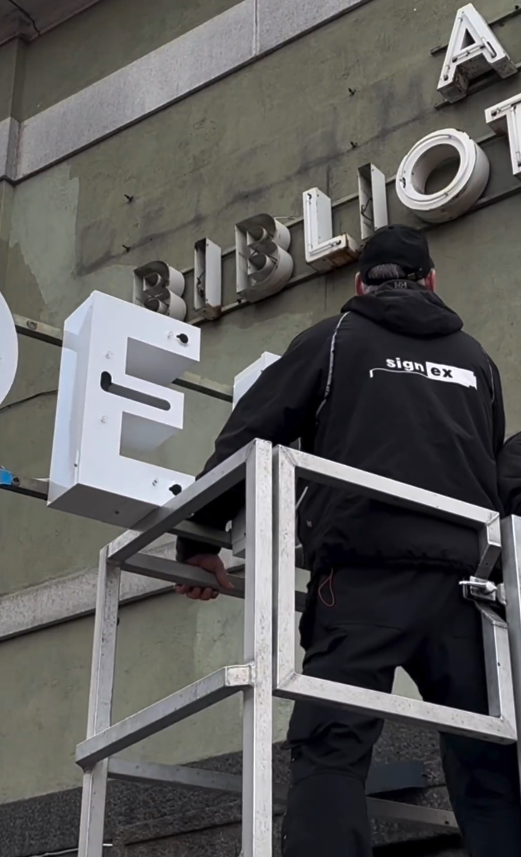 Montør til installasjoner innen skilt og visuell kommunikasjon