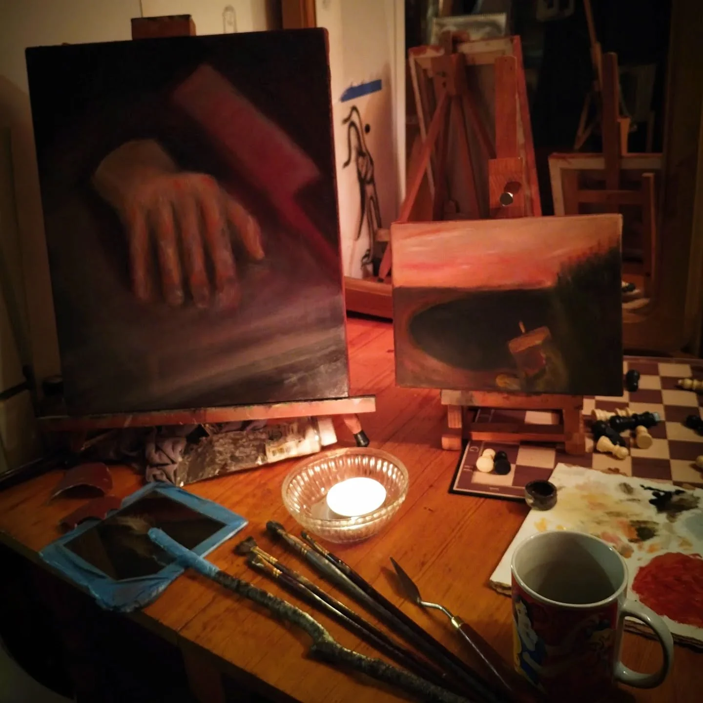 Korguttene skal synge snart; 
&quot;Vent til Presten sier det er klart!&quot; 
Dirigenten er rolig, tross voldsom Sj&oslash;: 
Han venter til Komponisten er D&oslash;d.