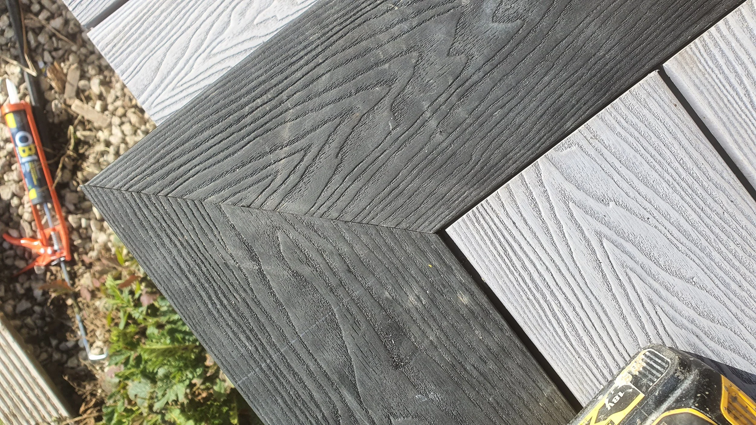 Post to Post Fencing quality & workmanship on a picture-framed composite decking