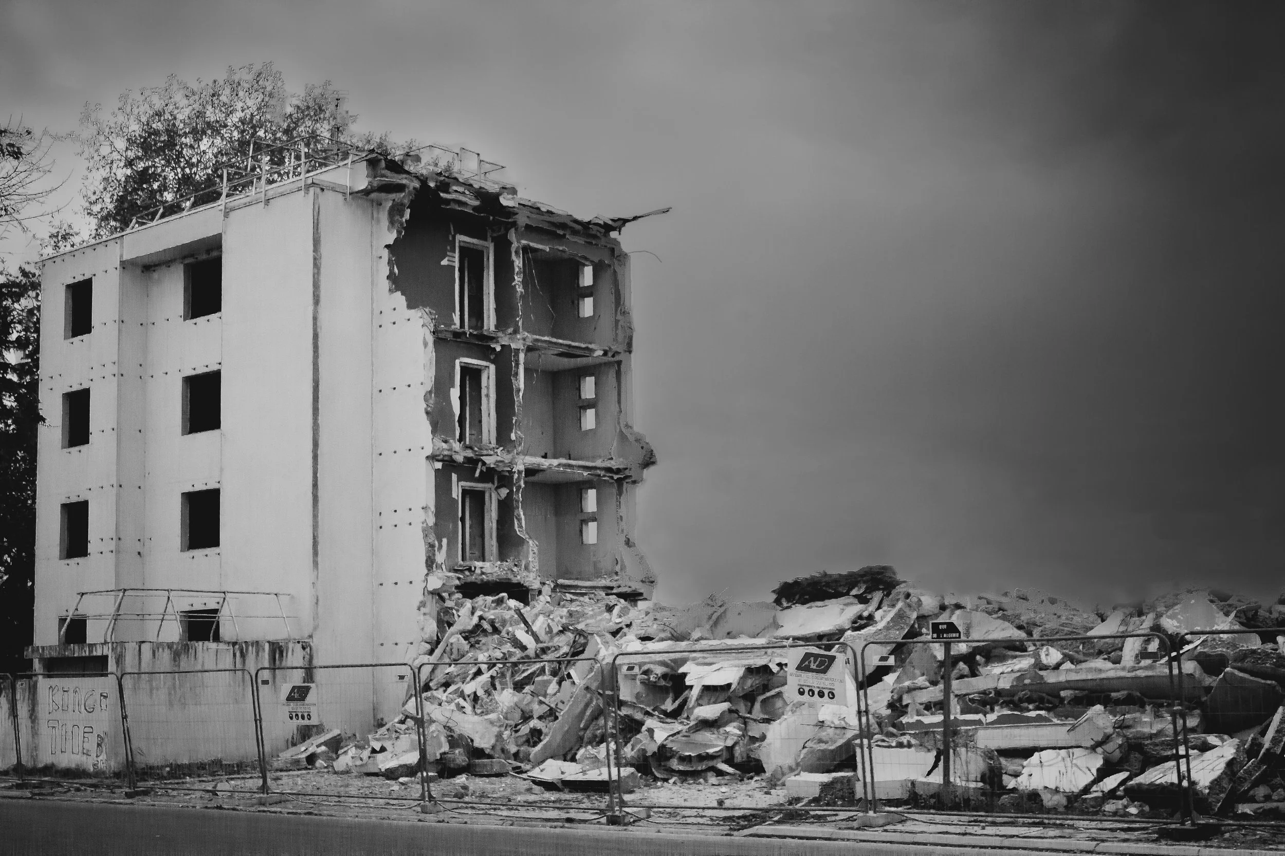 A demolished building in black and white, evoking the earthquake destruction along Venezuela's coast