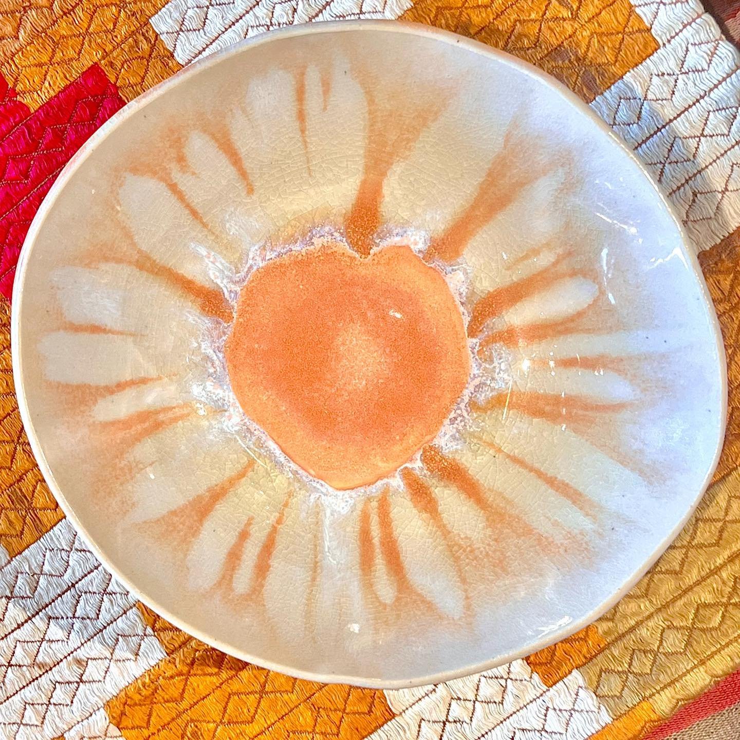 🧡 serving bowl~
@sukhmanidesign 
photo by @jadudesigns 

:
:
:
:
#bowl #servingbowl #heart #ceramics #homedecor #homesweethome #table #tablesetting #jodiefranco #clay